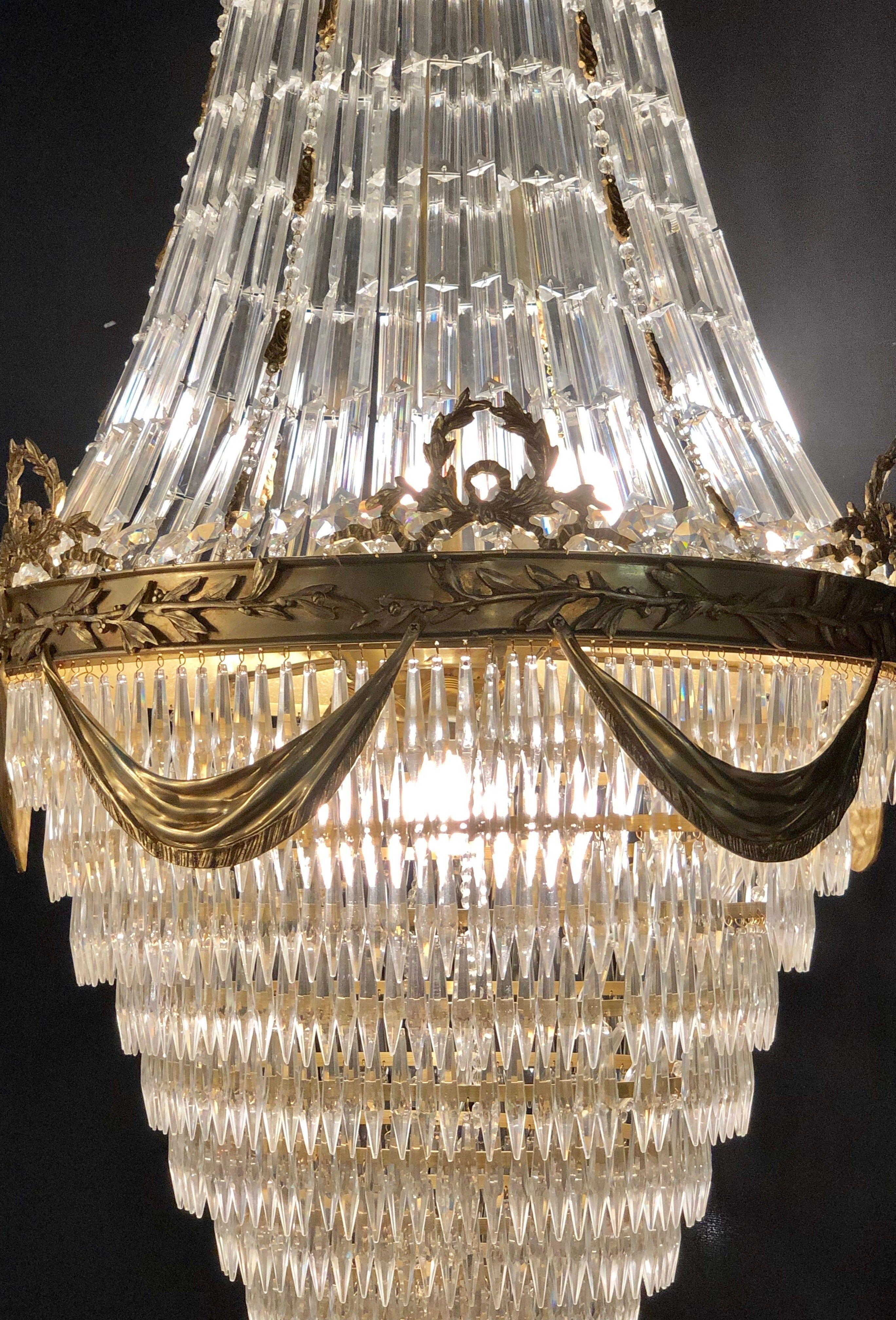 Paar palastartige Kronleuchter aus Bronze und Kristall im Louis-XVI.-Stil mit Swag-Design im Zustand „Gut“ im Angebot in Stamford, CT