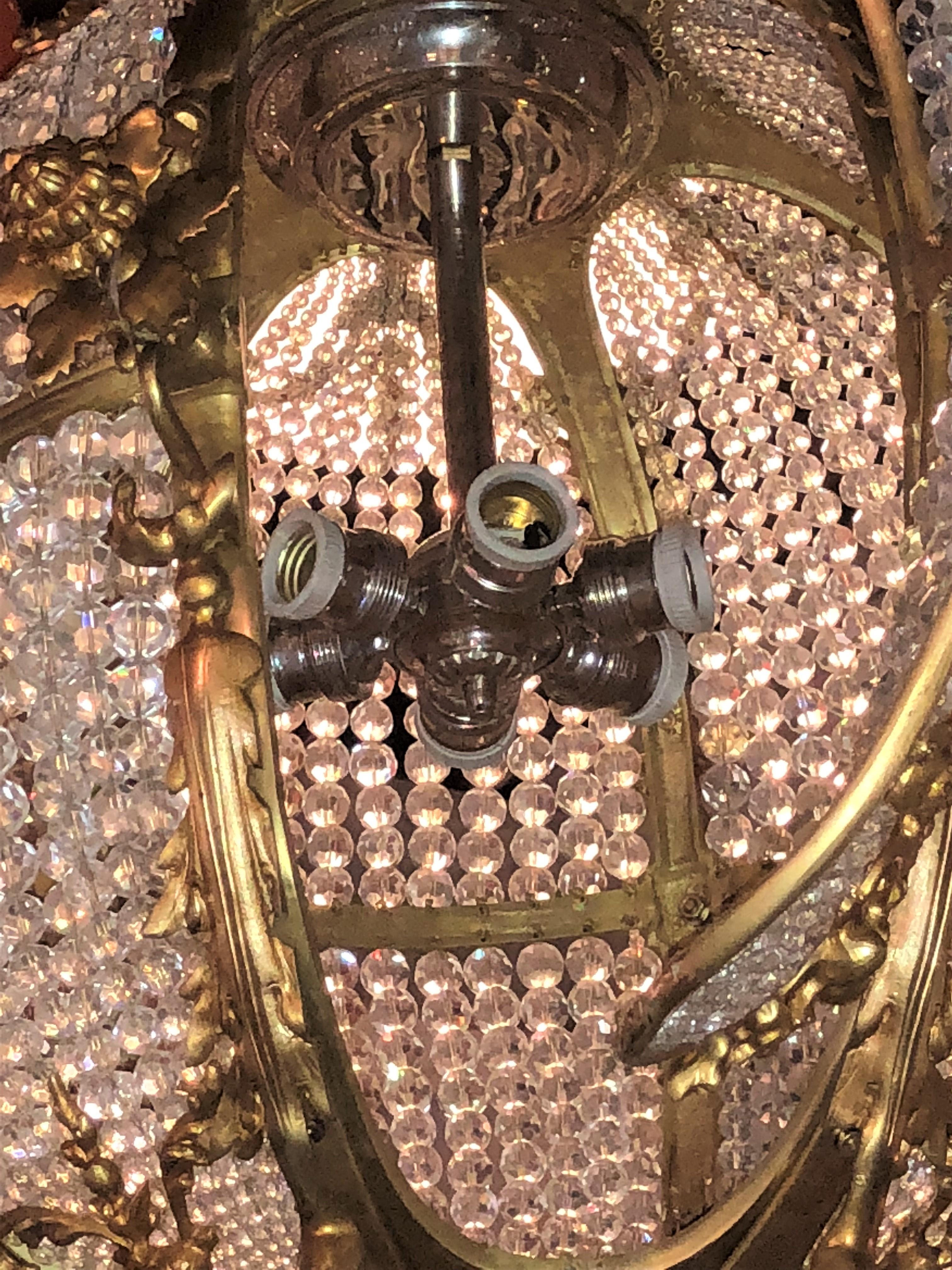 Paar palastartige, runde Doré-Bronze-Kronleuchter mit Kristallperlen und Kugeln im Angebot 8