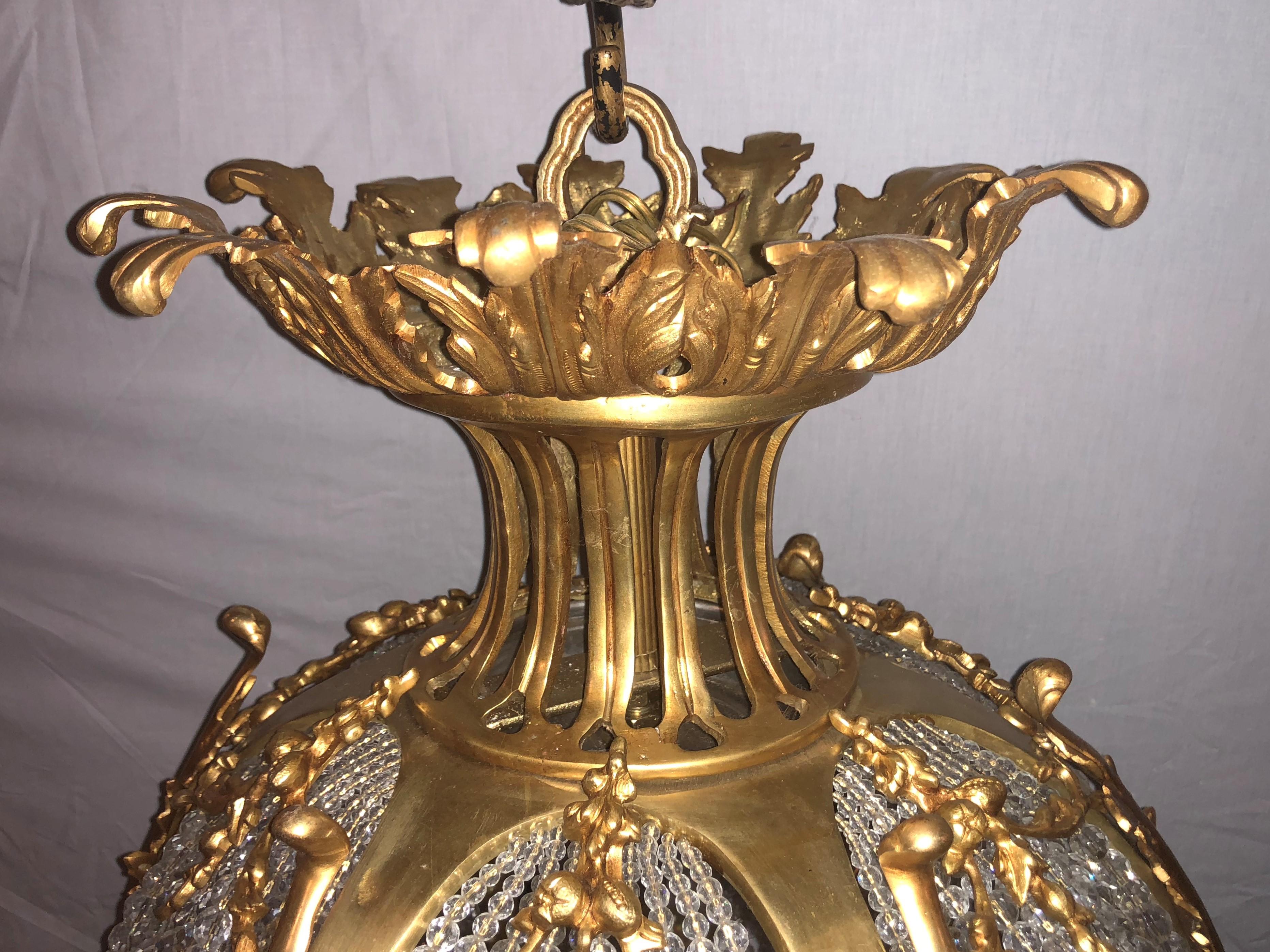 Paire de lustres palatiaux à boules circulaires en bronze doré et perles de cristal en vente 8