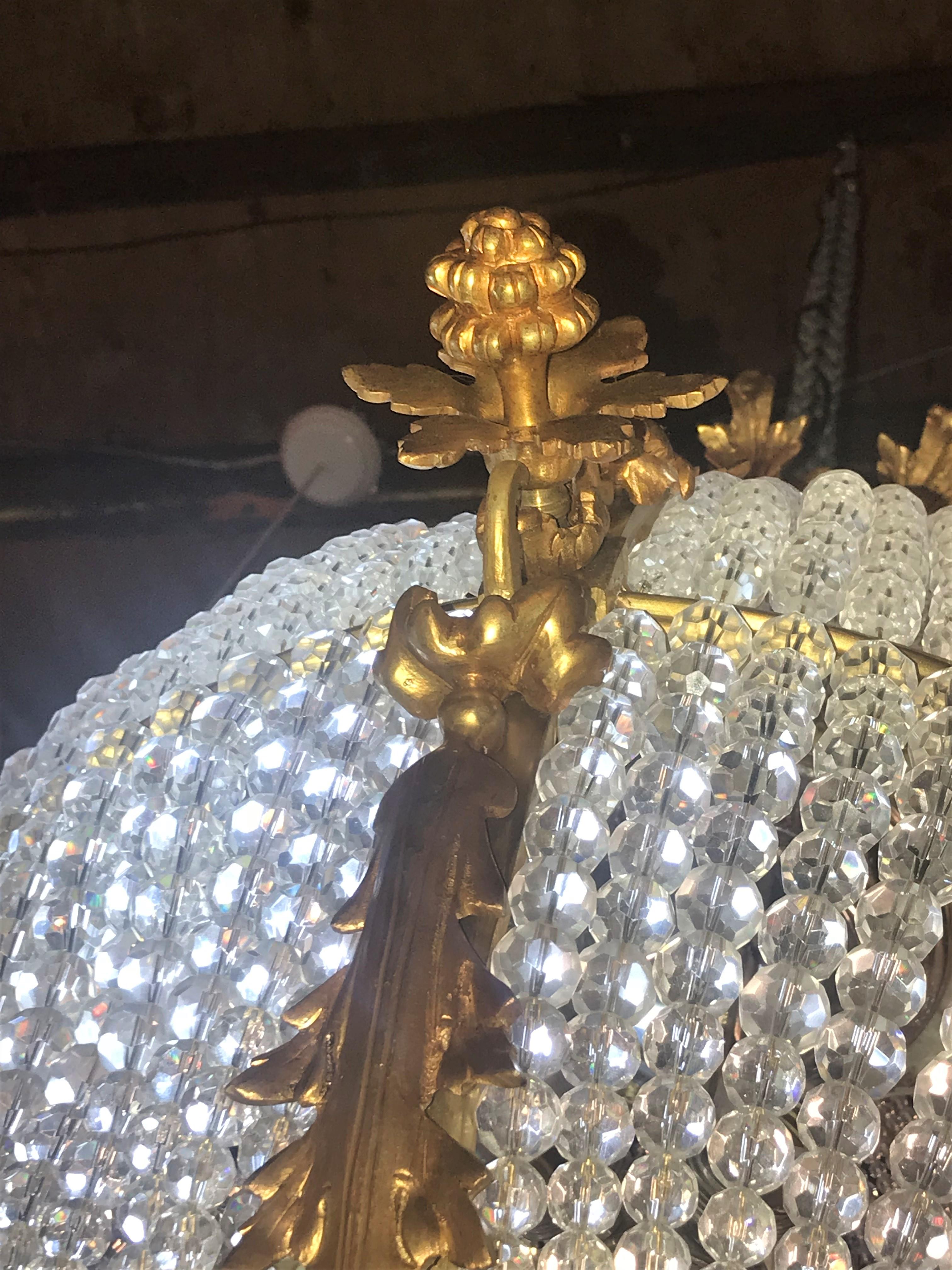 Paar palastartige, runde Doré-Bronze-Kronleuchter mit Kristallperlen und Kugeln im Angebot 13