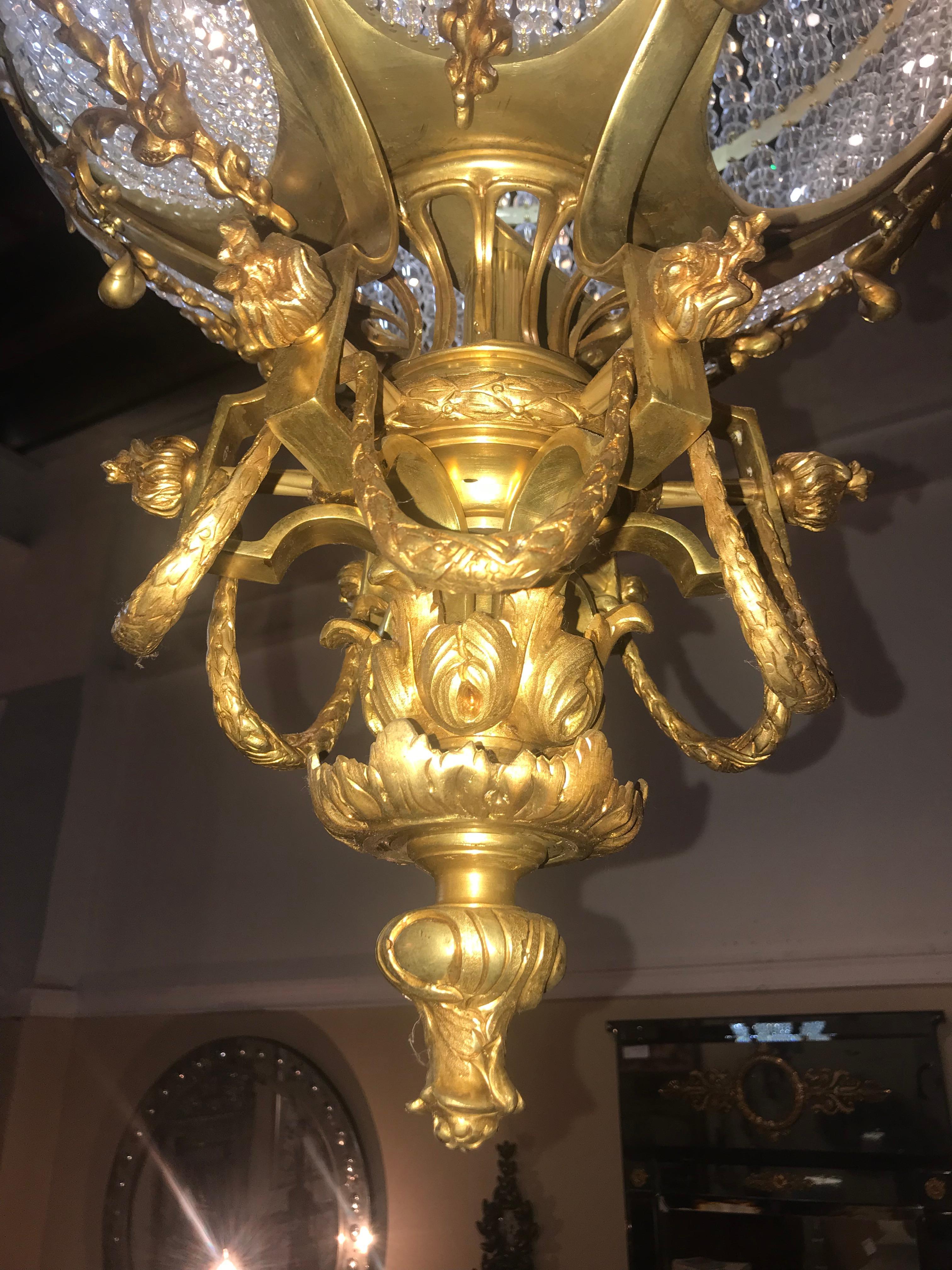 Bronze Paire de lustres palatiaux à boules circulaires en bronze doré et perles de cristal en vente