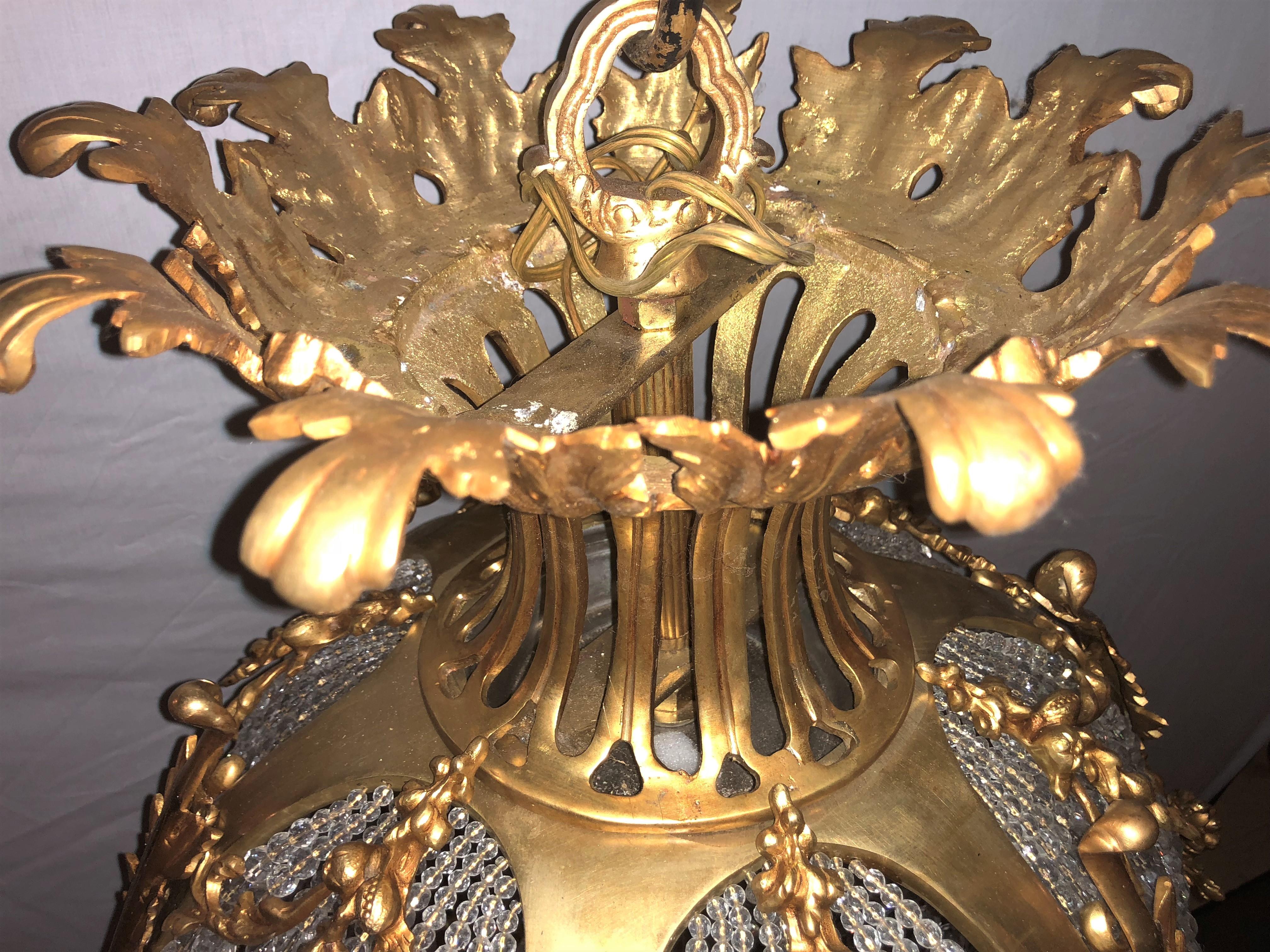 Paire de lustres palatiaux à boules circulaires en bronze doré et perles de cristal en vente 1