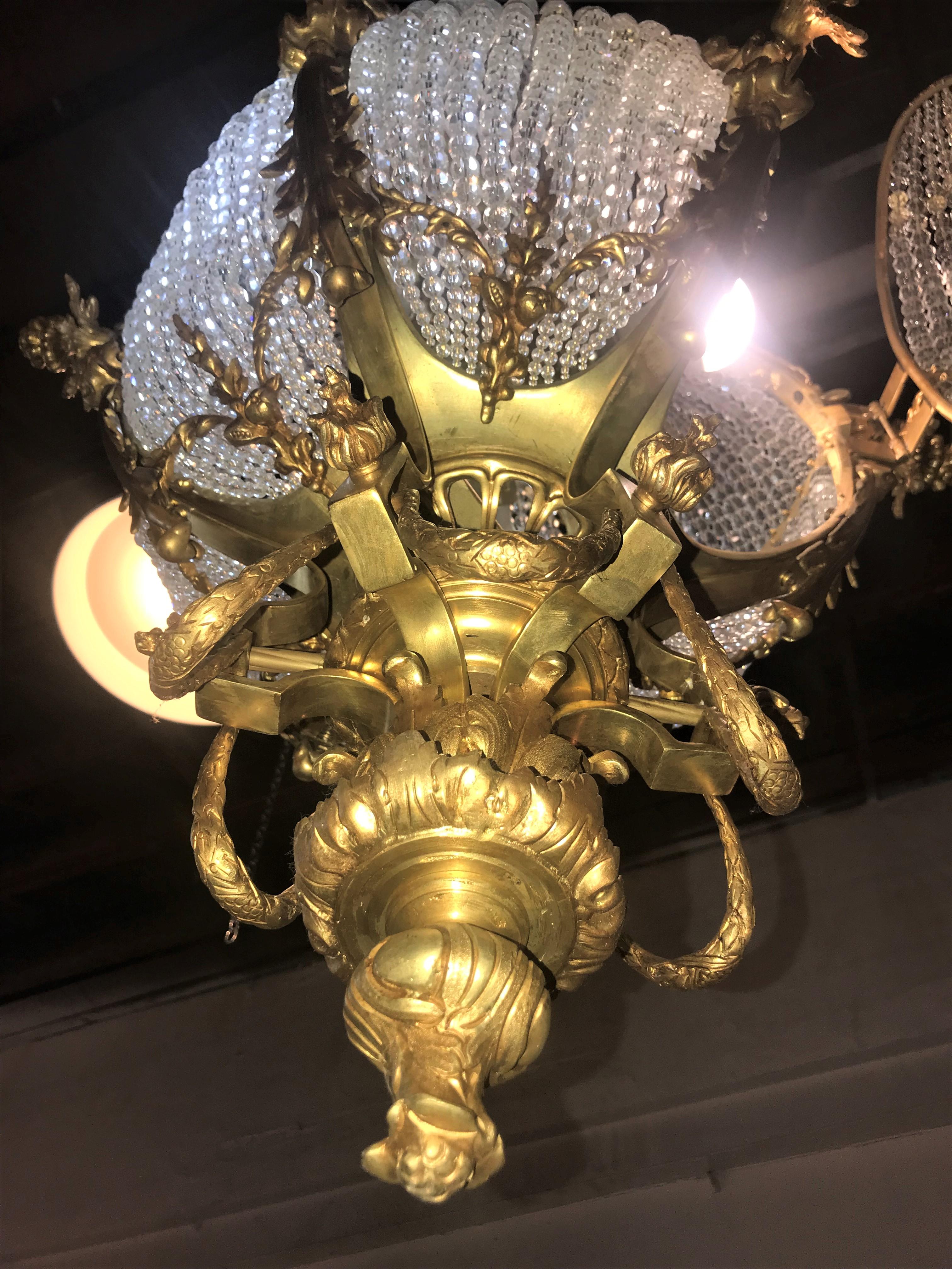 Paire de lustres palatiaux à boules circulaires en bronze doré et perles de cristal en vente 3