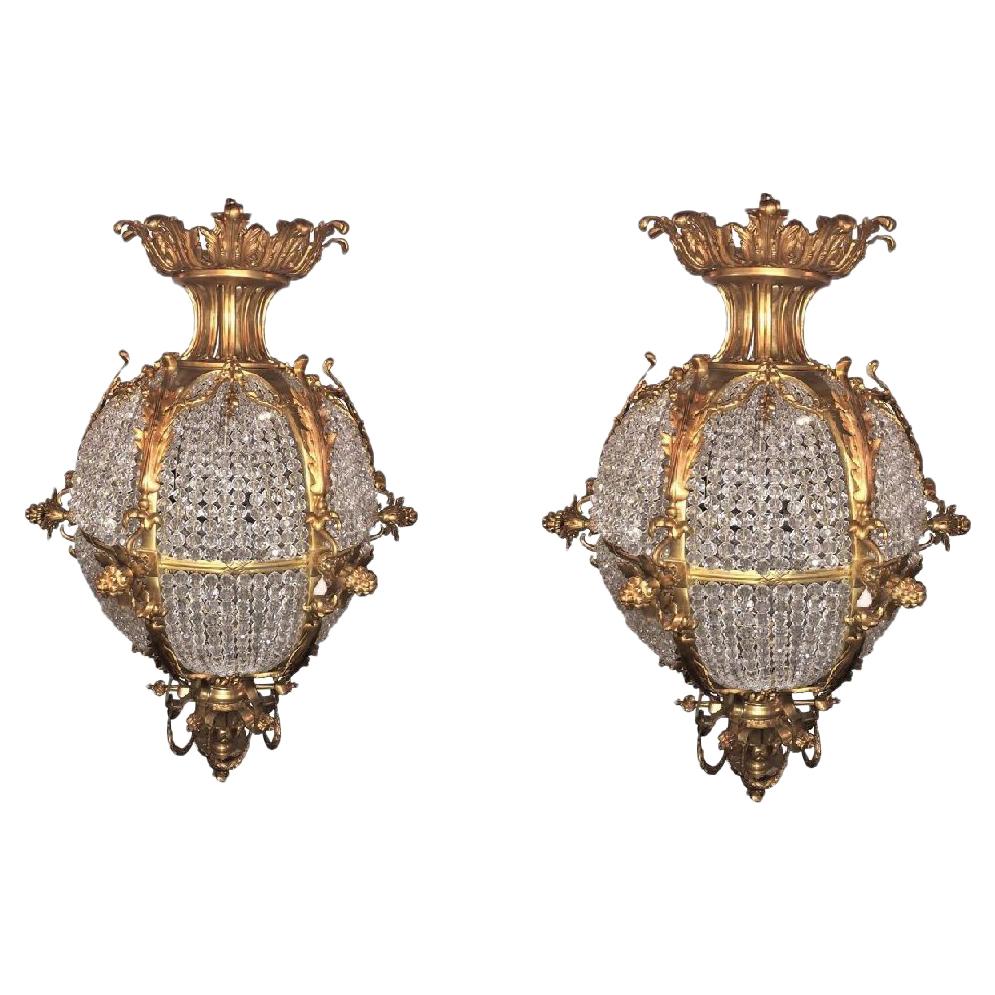 Paar palastartige, runde Doré-Bronze-Kronleuchter mit Kristallperlen und Kugeln im Angebot