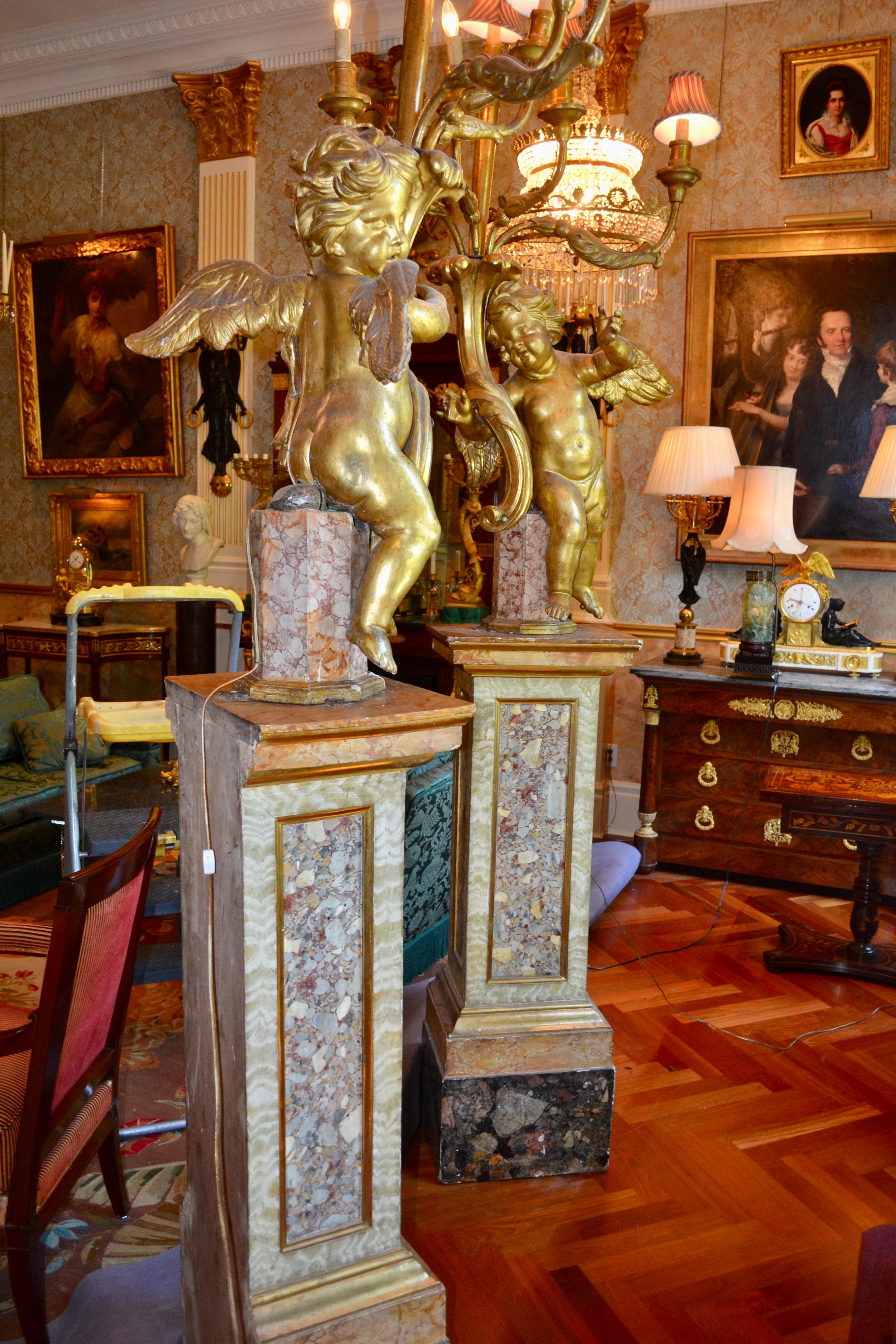 Paire de torchères chérubins en bois doré rococo à 5 lumières, de style palatial, 18ème siècle en vente 9