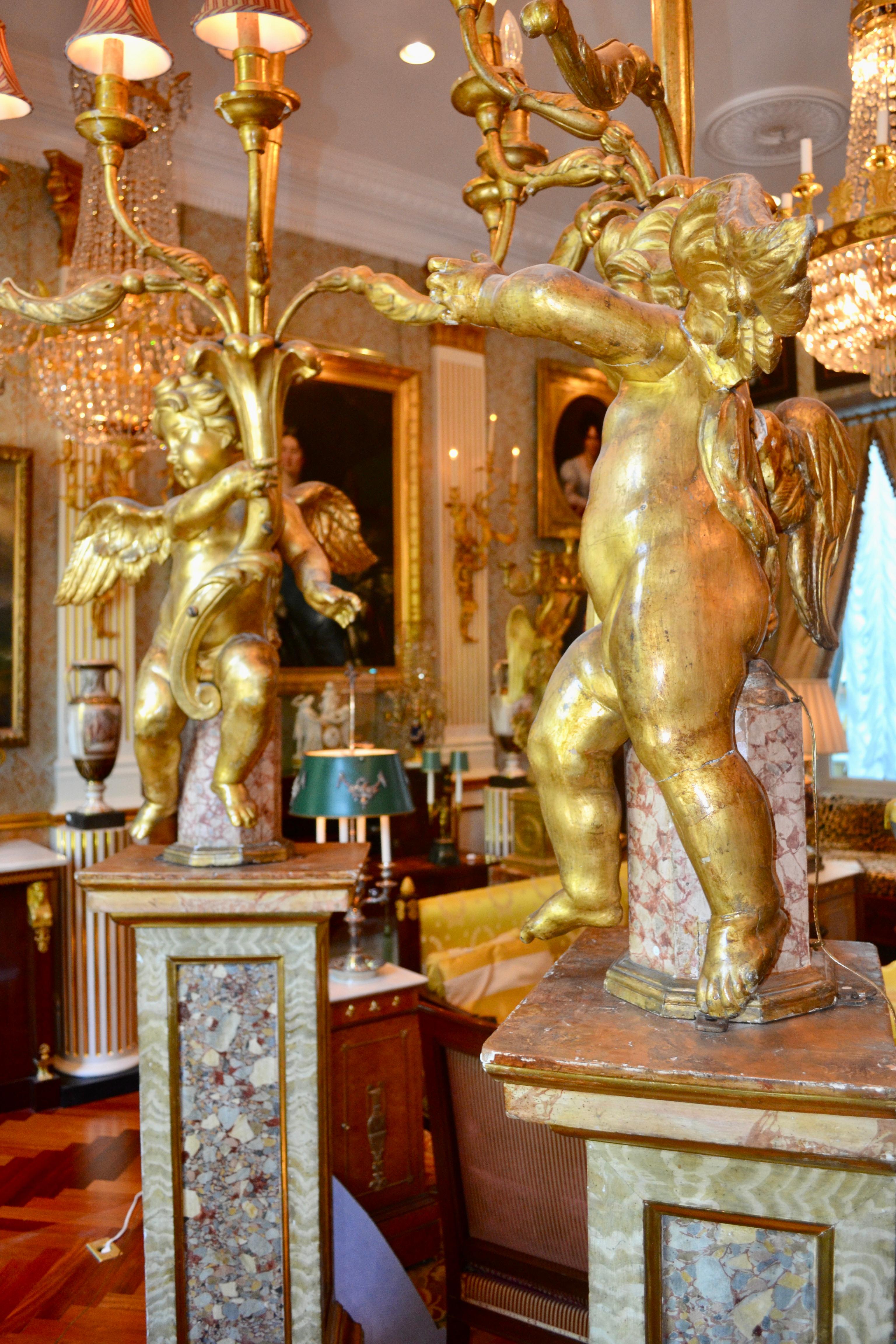 Paire de torchères chérubins en bois doré rococo à 5 lumières, de style palatial, 18ème siècle en vente 10
