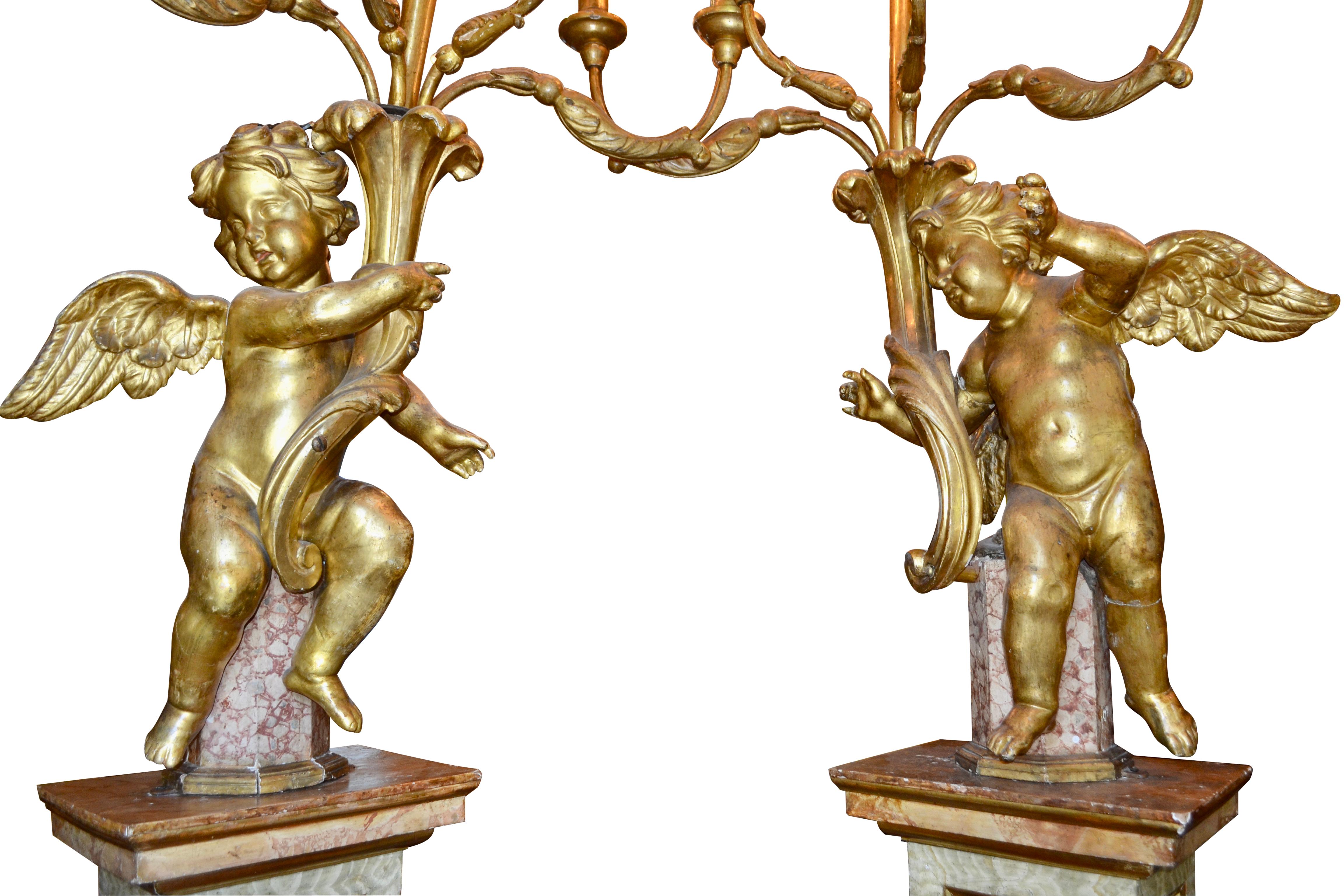Doré Paire de torchères chérubins en bois doré rococo à 5 lumières, de style palatial, 18ème siècle en vente