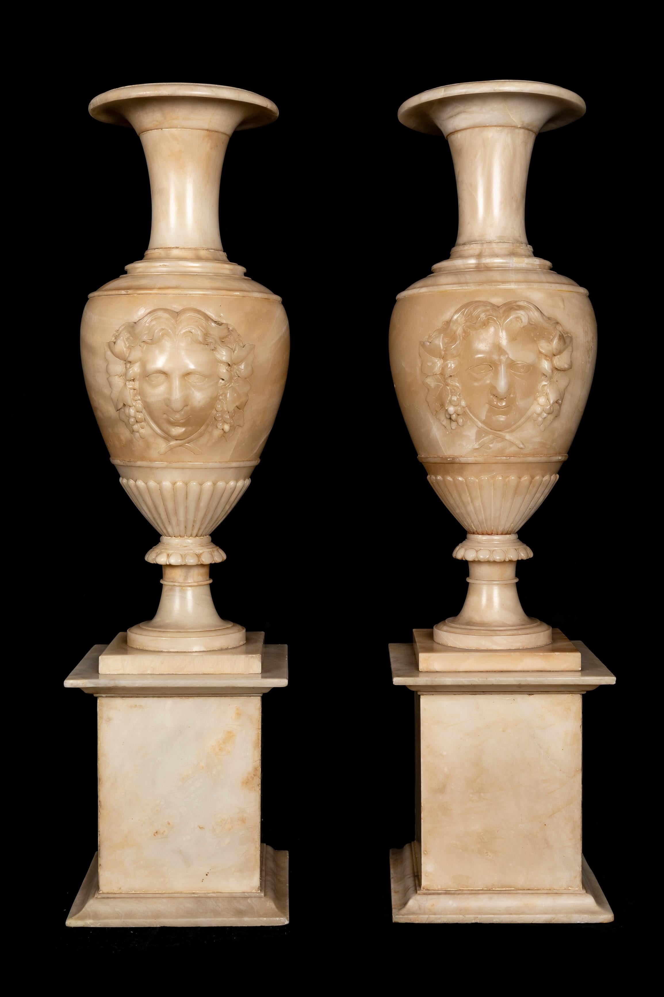 Ein Paar große und palastartige antike italienische neoklassische handgeschnitzte Alabaster-Urnen von hervorragender Handwerkskunst und großem Detail. Der Hauptkörper jeder großen, handgeschnitzten Alabasterurne ist bauchig und zeigt eine