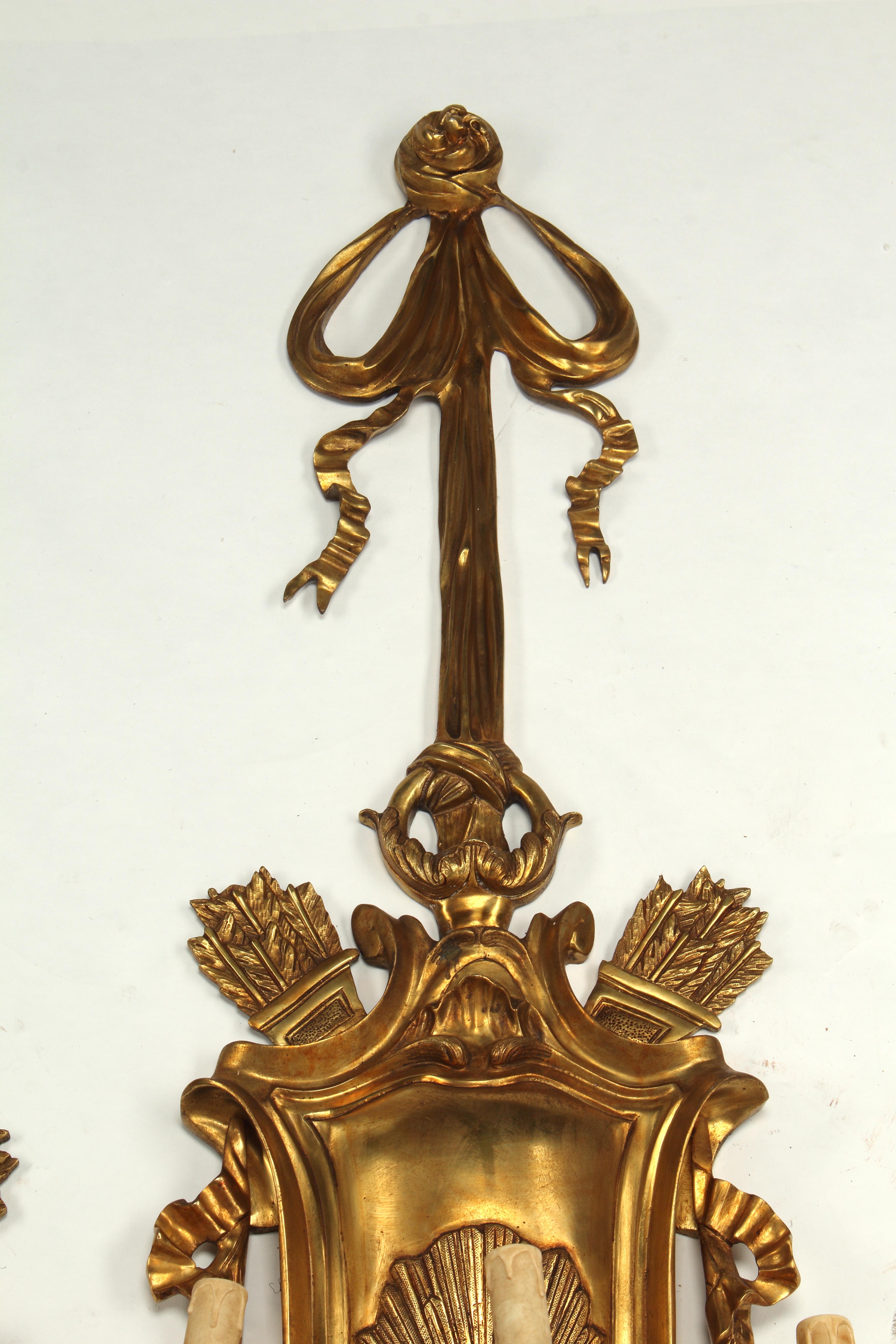 20ième siècle Paire d'appliques palatiales à trois lumières, de style Louis XV français en vente