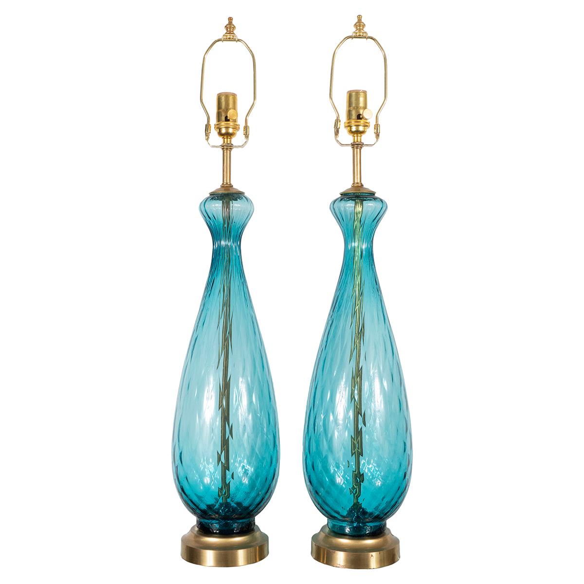 Ein Paar hellblaue Murano-Glaslampen mit fein gemusterten Rillen und Messingbeschlägen.