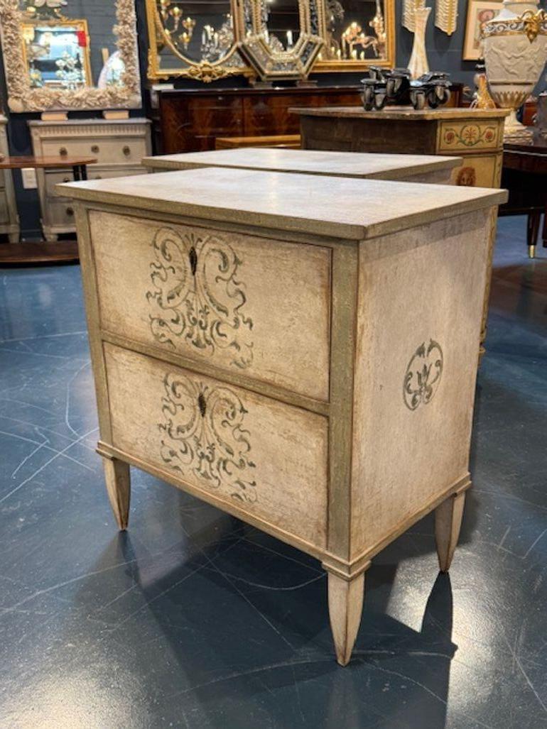 Paar blassgrüne Beistelltische im Zustand „Gut“ im Angebot in Dallas, TX