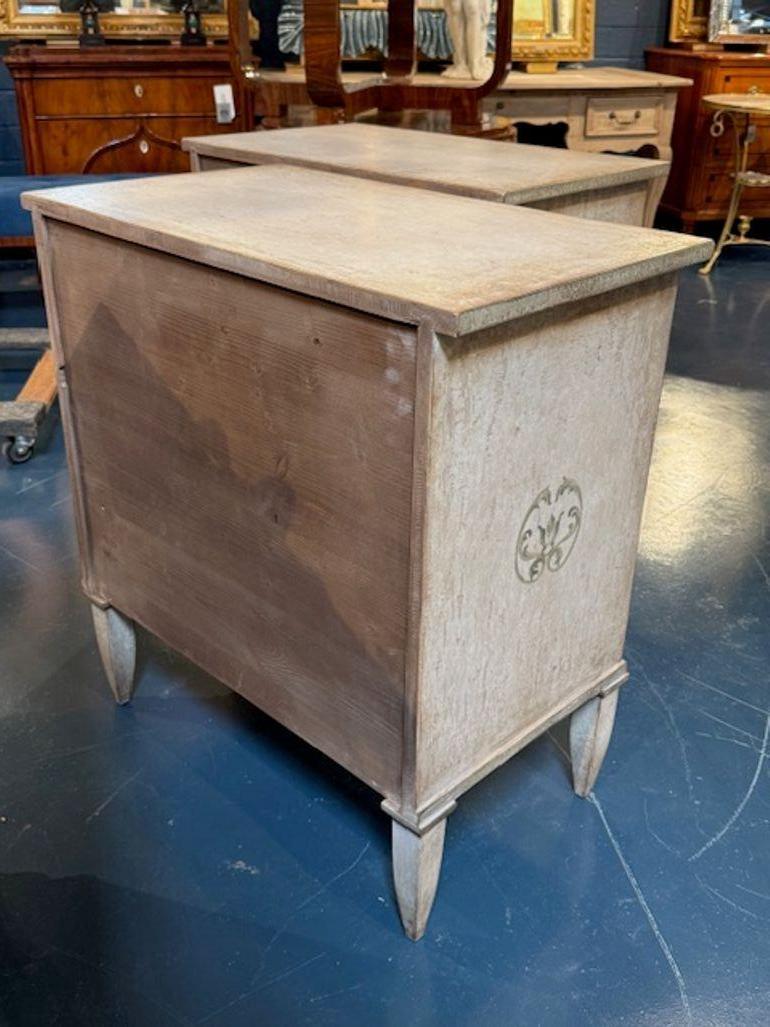 Paar blassgrüne Beistelltische (21. Jahrhundert und zeitgenössisch) im Angebot