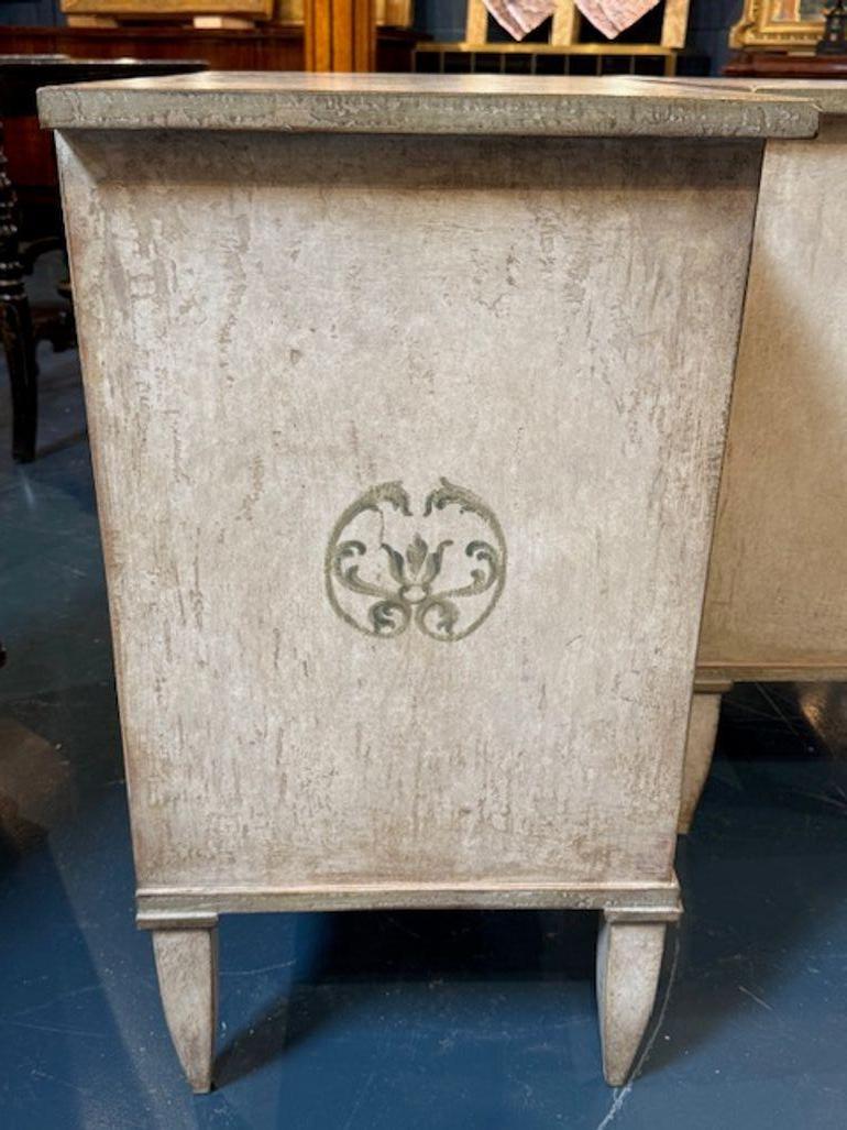 Paar blassgrüne Beistelltische (Holz) im Angebot