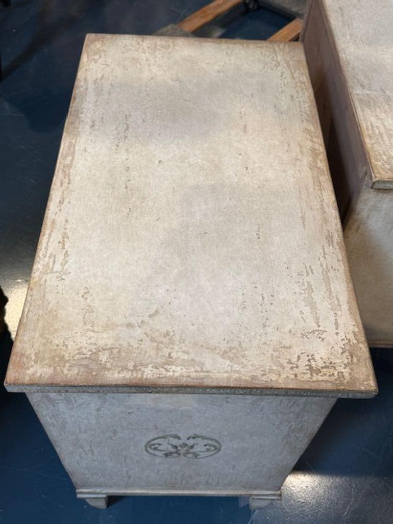 Paar blassgrüne Beistelltische im Angebot 1