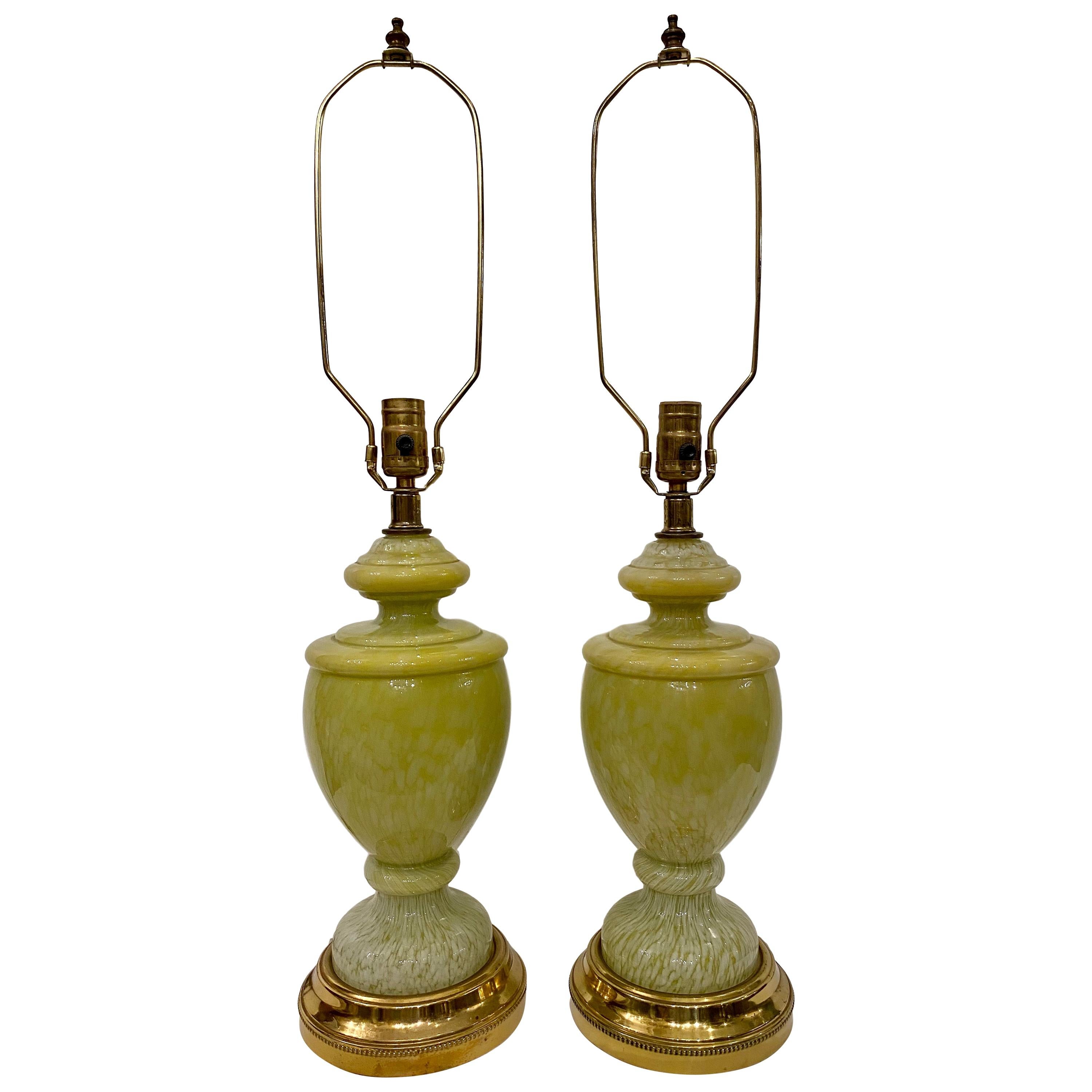 Paar blassgrüne französische Kunstglas-Tischlampen im Angebot
