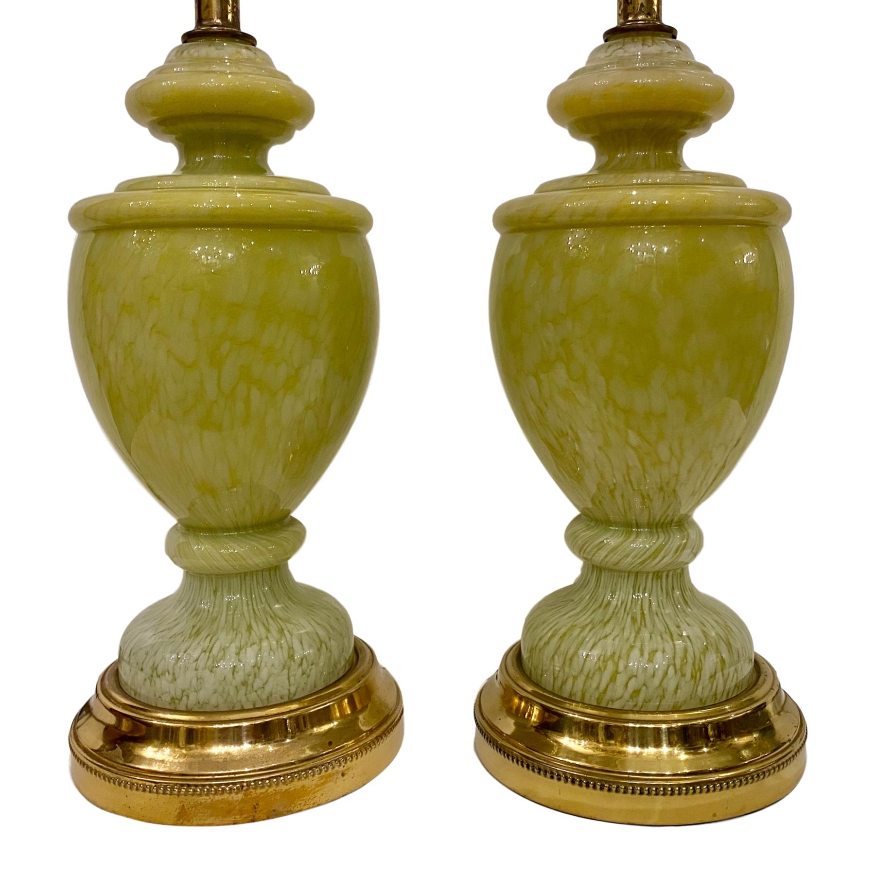 Ein Paar französische Tischlampen aus blassgrünem Kunstglas mit vergoldeten Sockeln aus den späten 1940er Jahren.

Abmessungen:
Höhe des Körpers 16