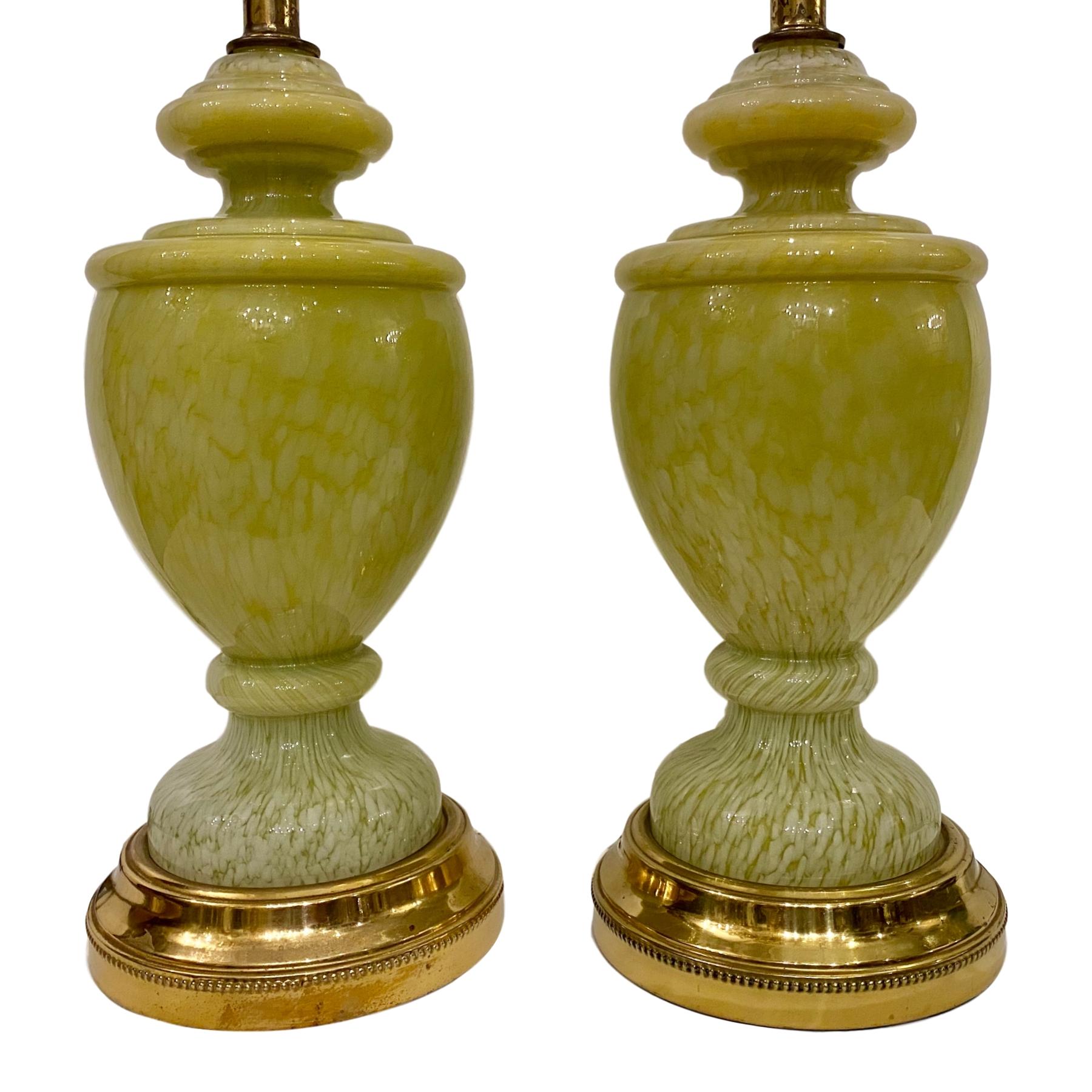 Une paire de lampes de table en verre d'art de couleur vert pâle, datant de la fin des années 1940, avec des bases dorées.

Mesures :
Hauteur du corps 16
Diamètre 6 cm.