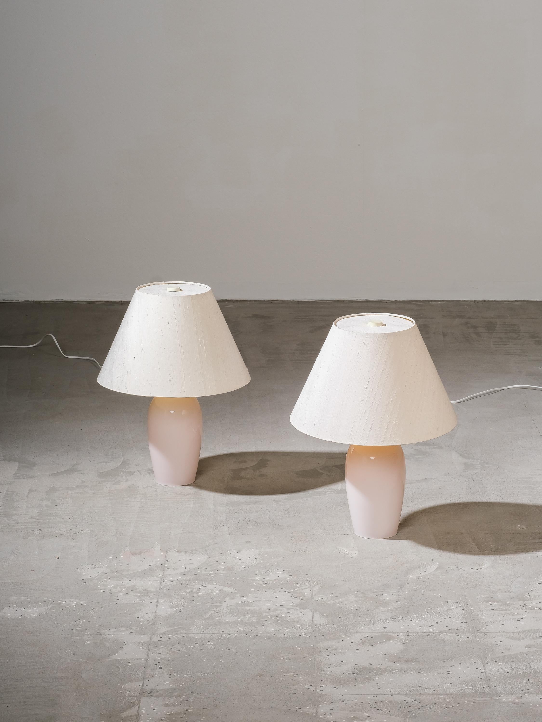 Coppia di lampade da tavolo in vetro rosa pallido di Stockmann-Orno, Finlandia, anni '60. Buone condizioni vintage, paralumi originali inclusi.
