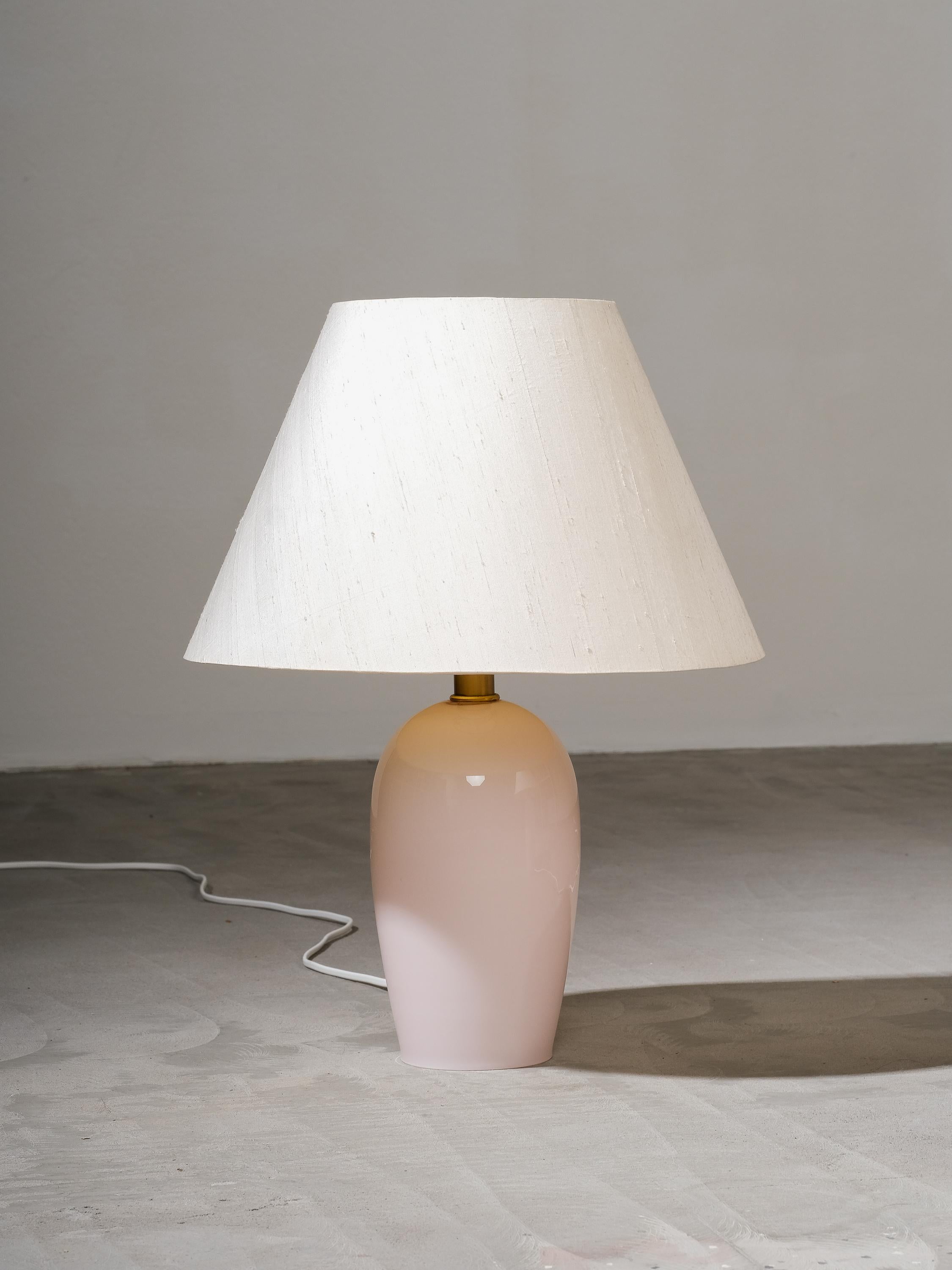 Scandinavo moderno Coppia di lampade da tavolo in vetro rosa pallido, Orno, Finlandia, anni '60 in vendita