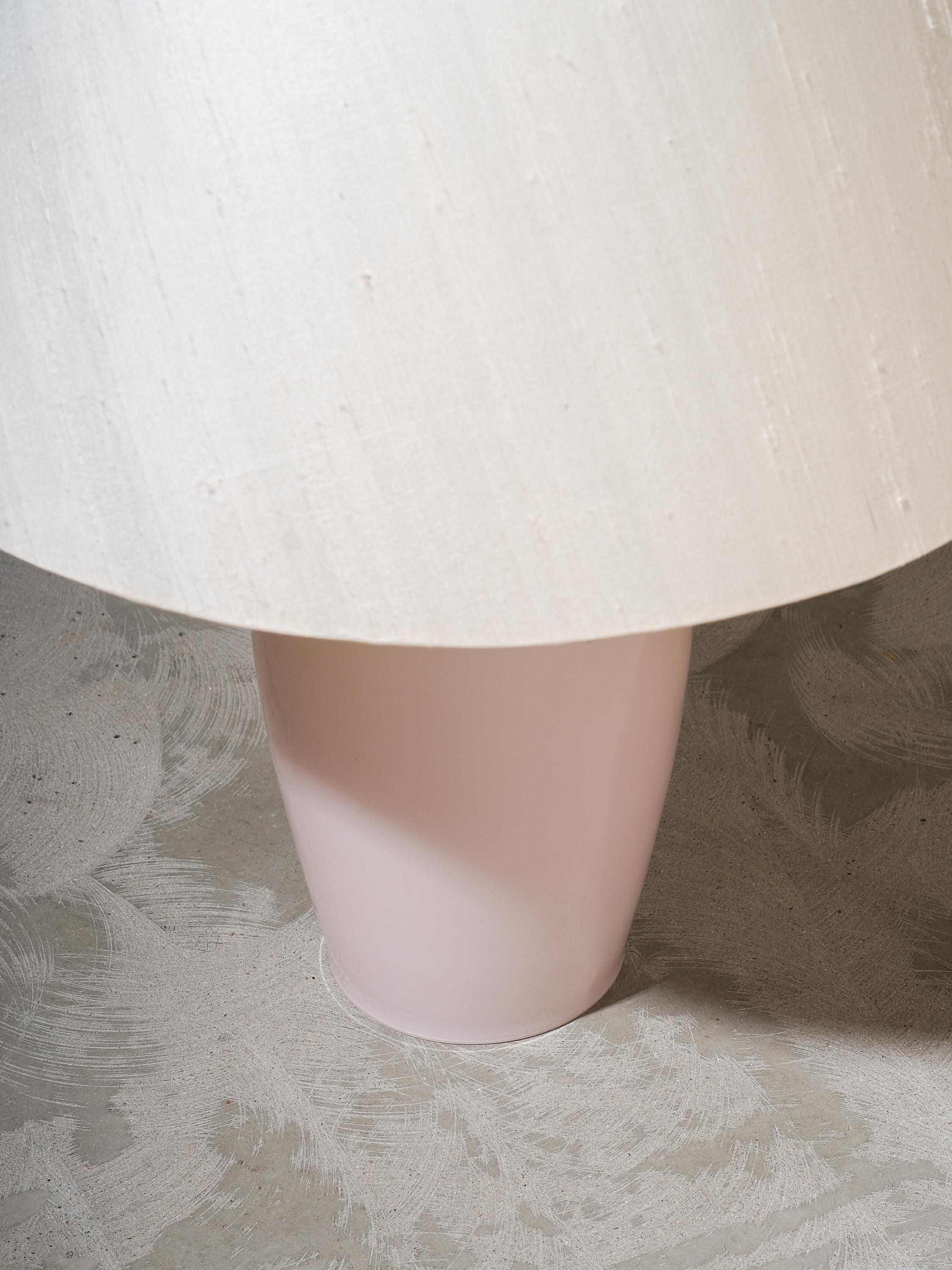 Coppia di lampade da tavolo in vetro rosa pallido, Orno, Finlandia, anni '60 In condizioni buone in vendita a Karis, Nyland