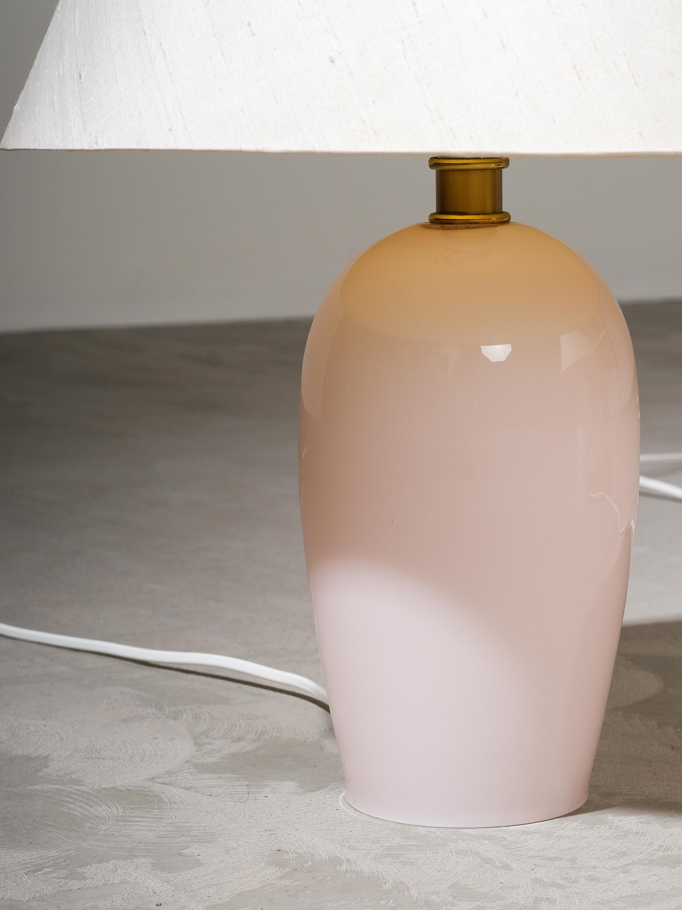 Metà XX secolo Coppia di lampade da tavolo in vetro rosa pallido, Orno, Finlandia, anni '60 in vendita