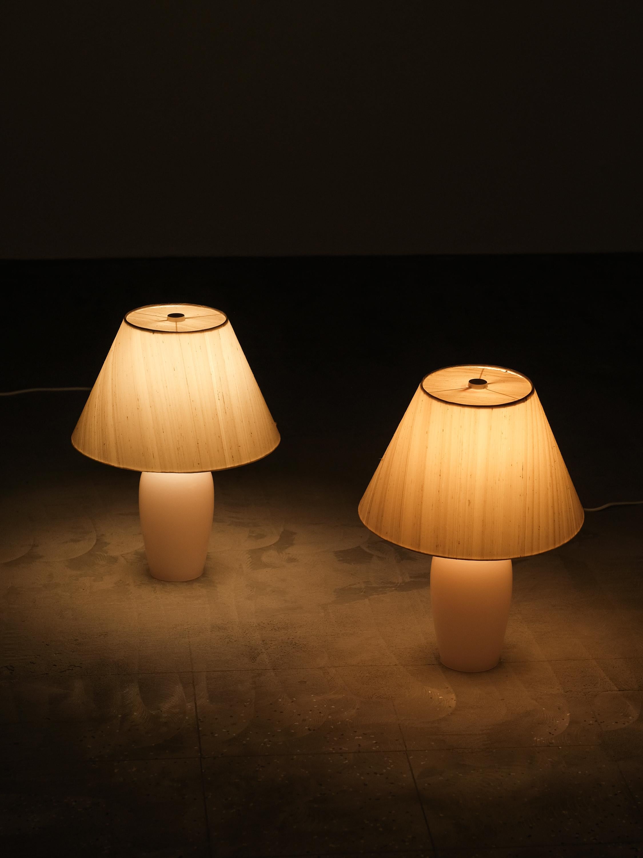 Coppia di lampade da tavolo in vetro rosa pallido, Orno, Finlandia, anni '60 in vendita 1