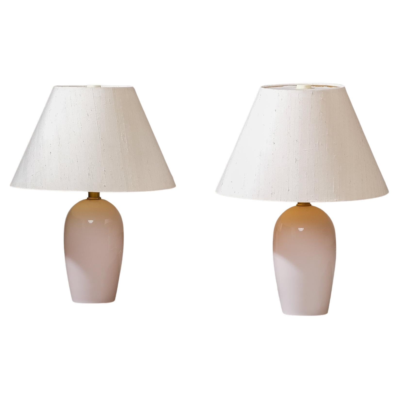 Coppia di lampade da tavolo in vetro rosa pallido, Orno, Finlandia, anni '60 in vendita