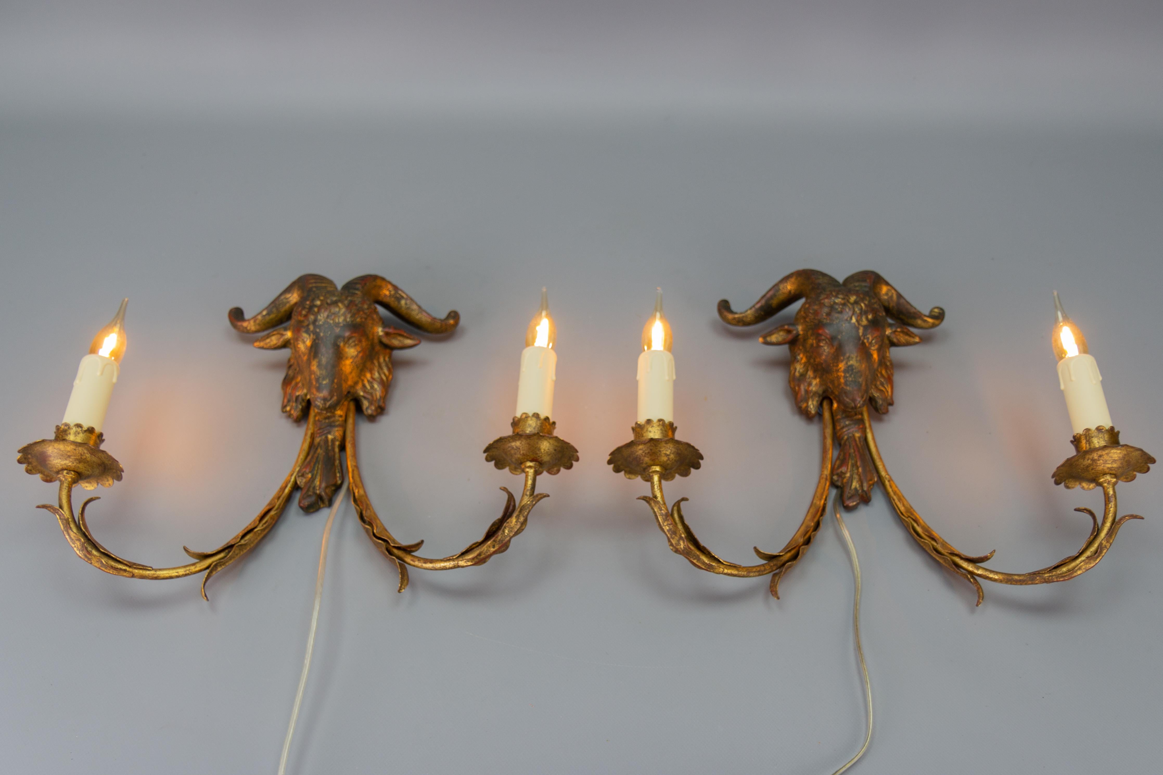 Paire d'appliques à deux lumières Palladio en métal doré et bois doré à tête de bélier, vers les années 1960 en vente 3