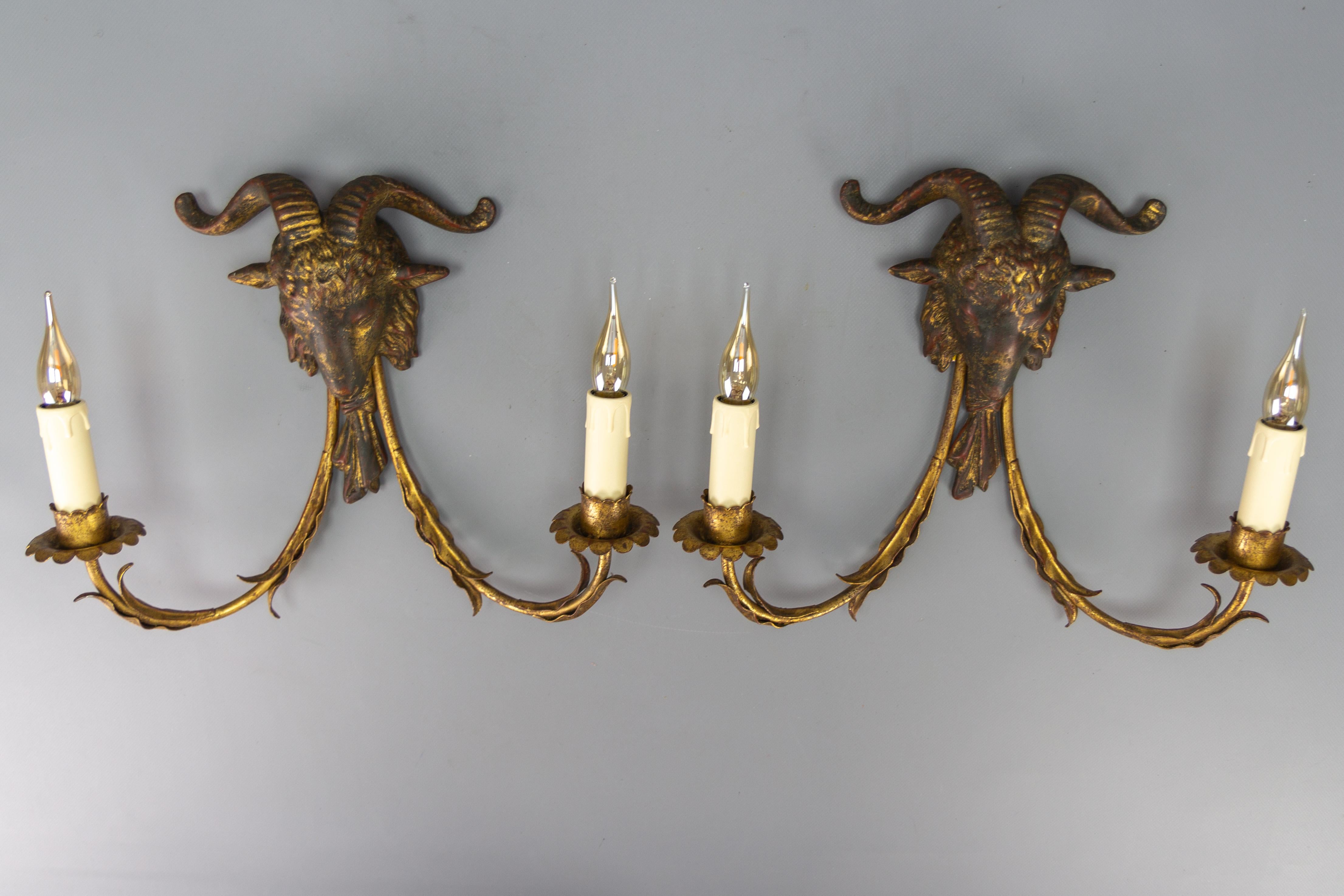 Paire d'appliques à deux lumières Palladio en métal doré et bois doré à tête de bélier, vers les années 1960 en vente 4