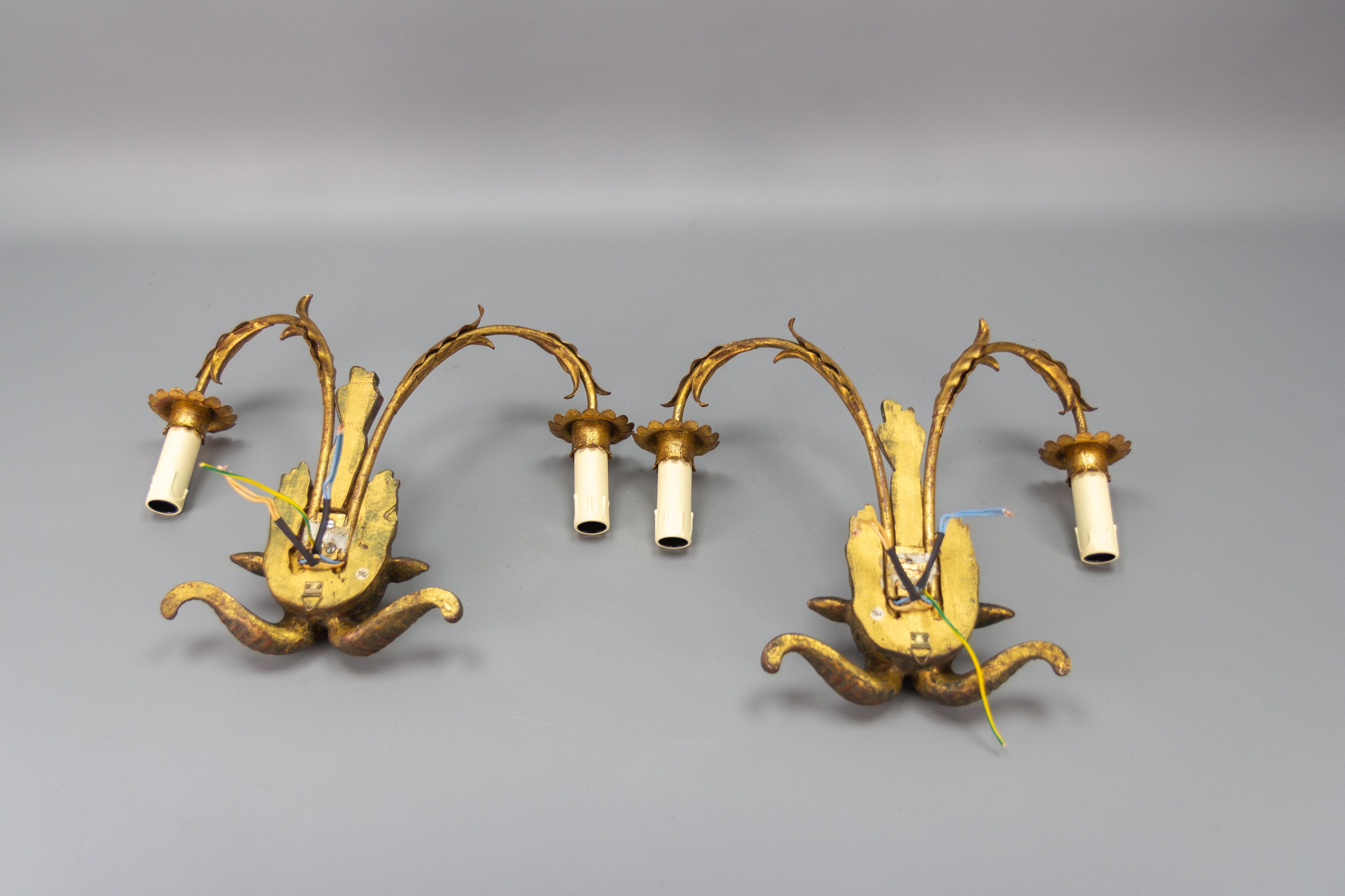 Paire d'appliques à deux lumières Palladio en métal doré et bois doré à tête de bélier, vers les années 1960 en vente 8