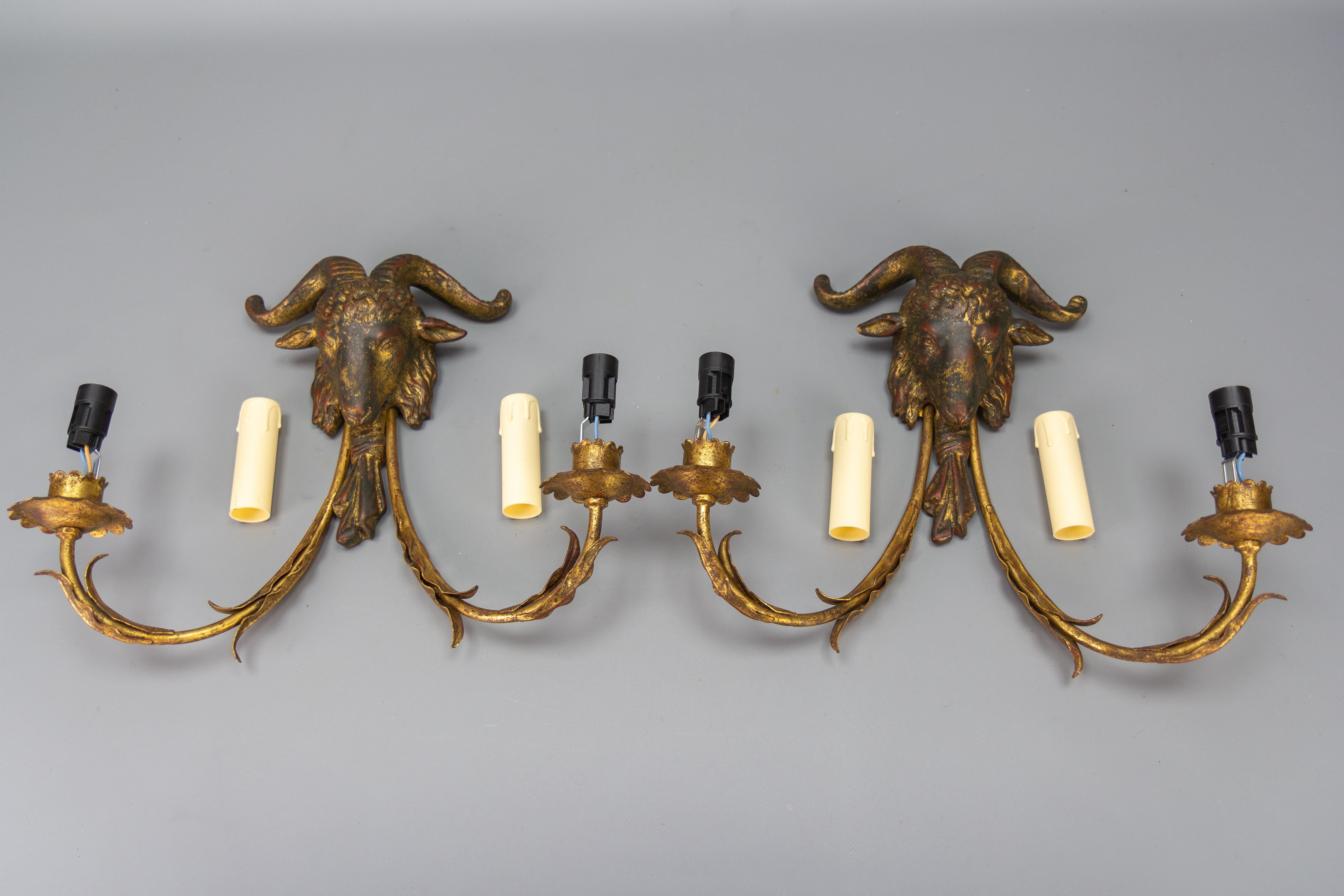 Paire d'appliques à deux lumières Palladio en métal doré et bois doré à tête de bélier, vers les années 1960 en vente 9
