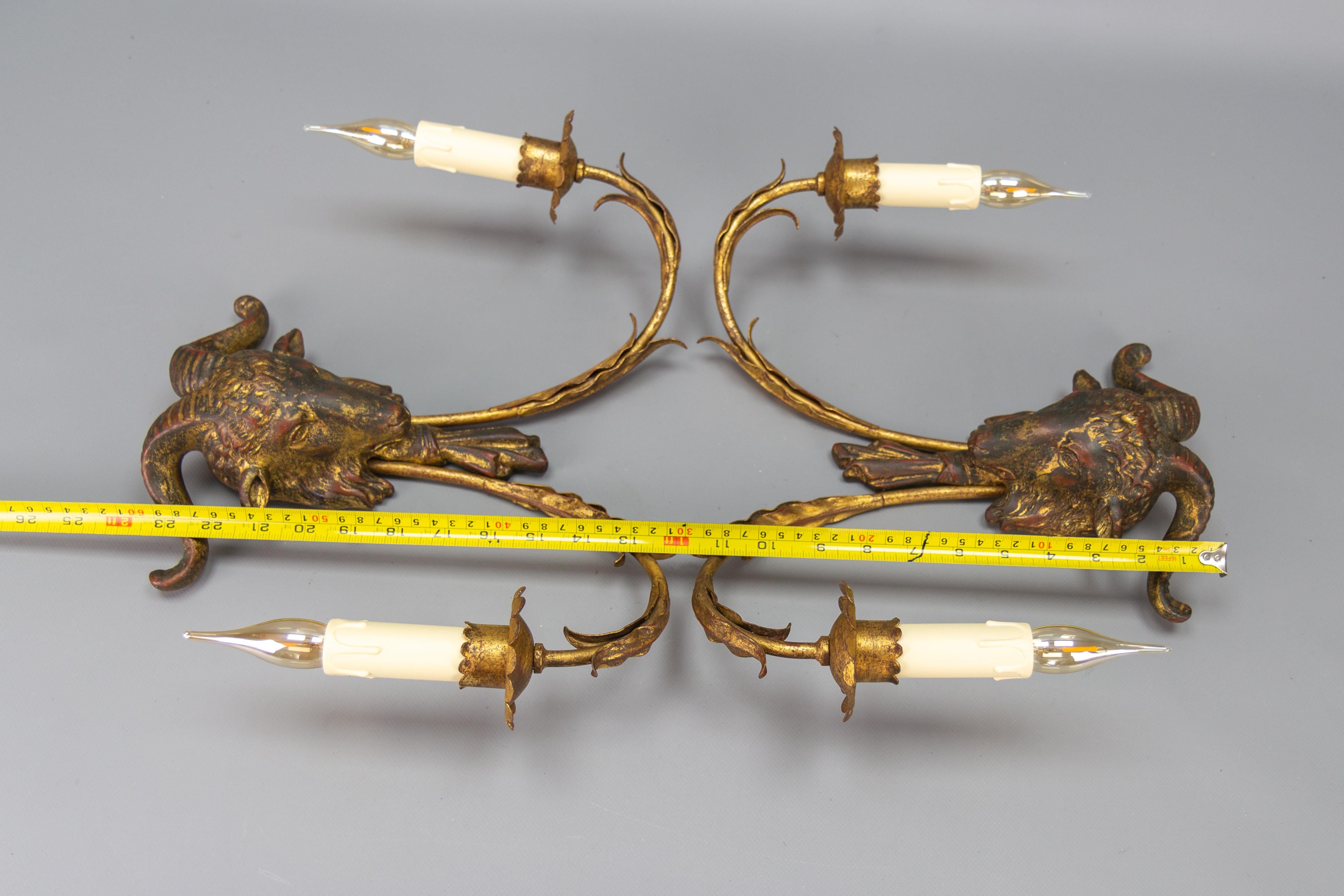 Paire d'appliques à deux lumières Palladio en métal doré et bois doré à tête de bélier, vers les années 1960 en vente 11