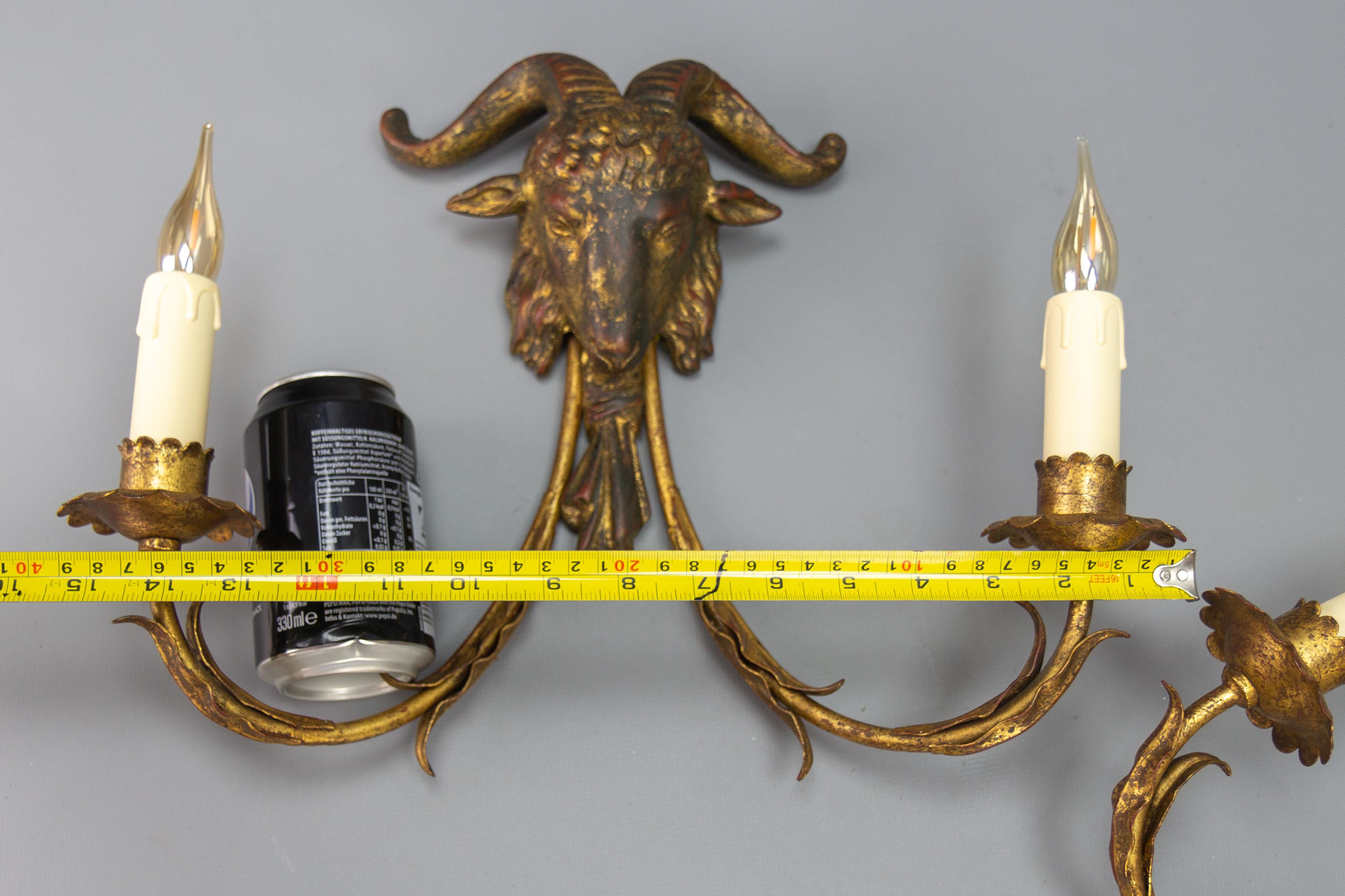 Paire d'appliques à deux lumières Palladio en métal doré et bois doré à tête de bélier, vers les années 1960 en vente 12