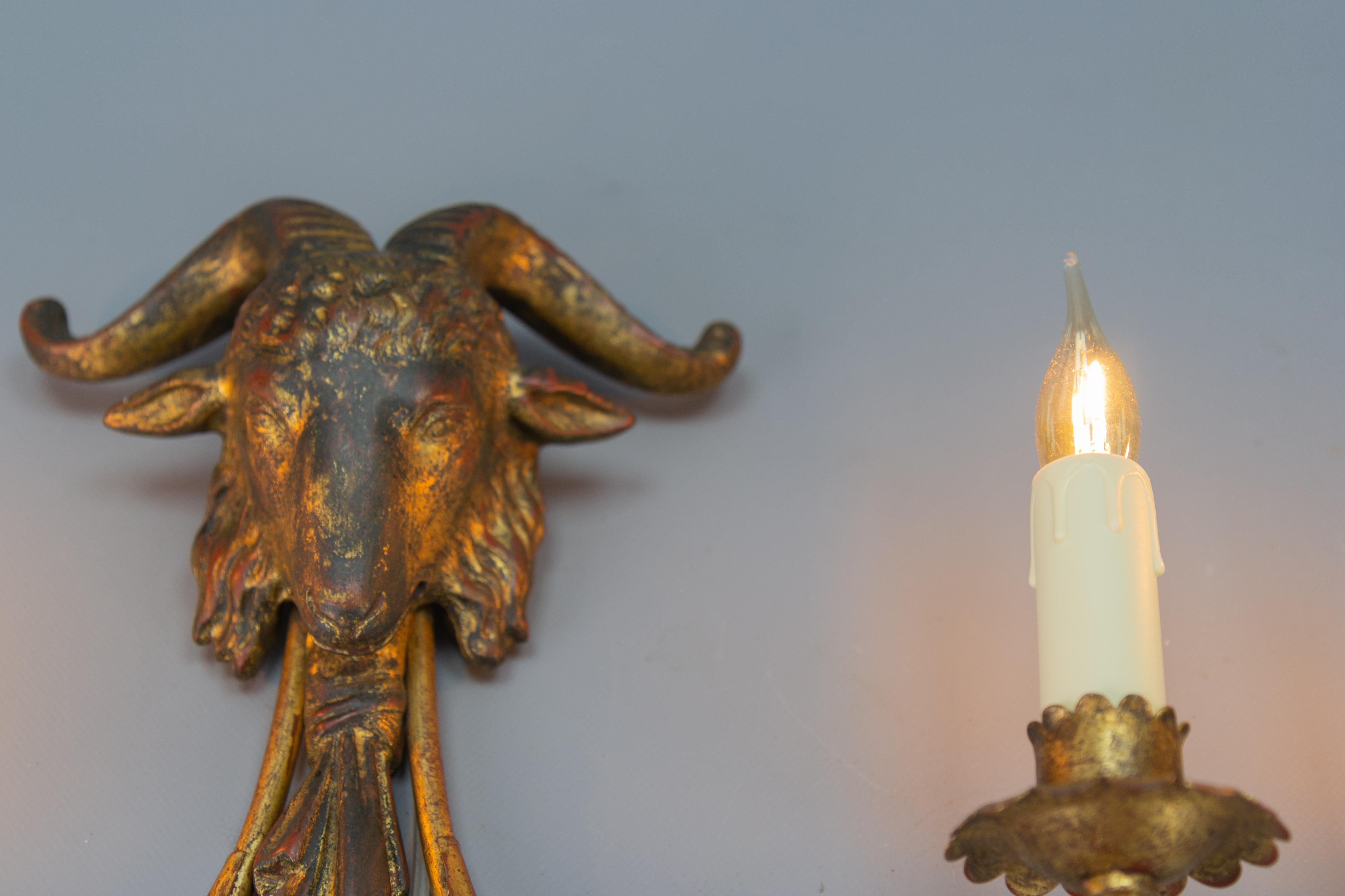 Milieu du XXe siècle Paire d'appliques à deux lumières Palladio en métal doré et bois doré à tête de bélier, vers les années 1960 en vente