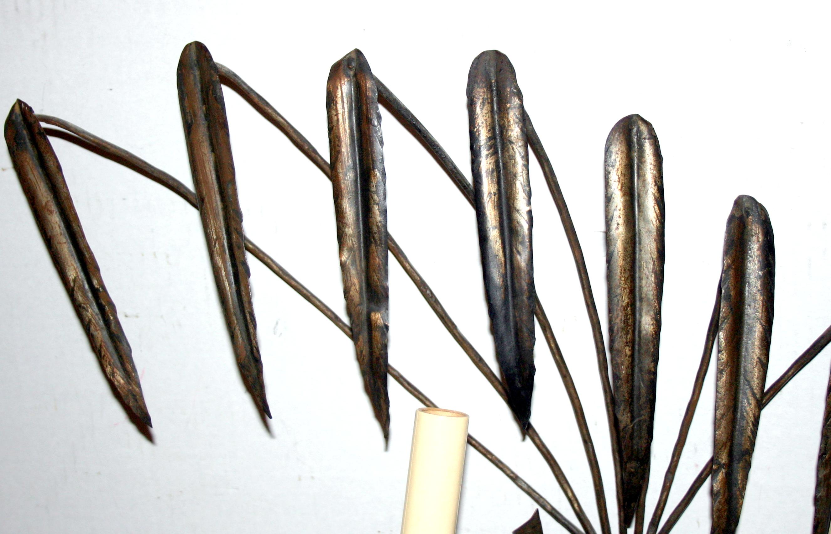 italien Paire d'appliques en métal en forme de palmier en vente