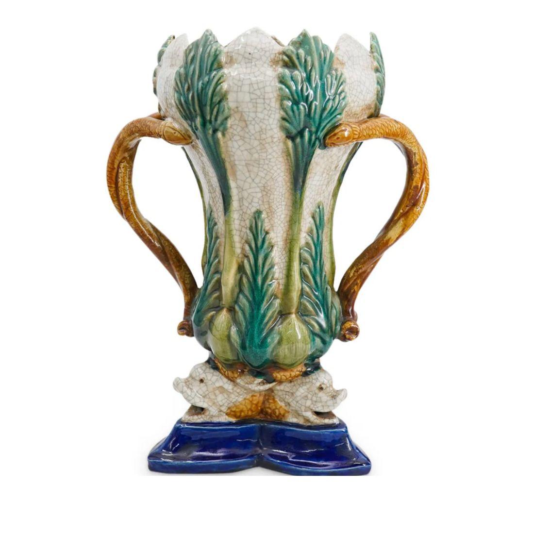 Vittoriano Coppia di vasi in maiolica con motivo di palme e base a forma di delfino in vendita