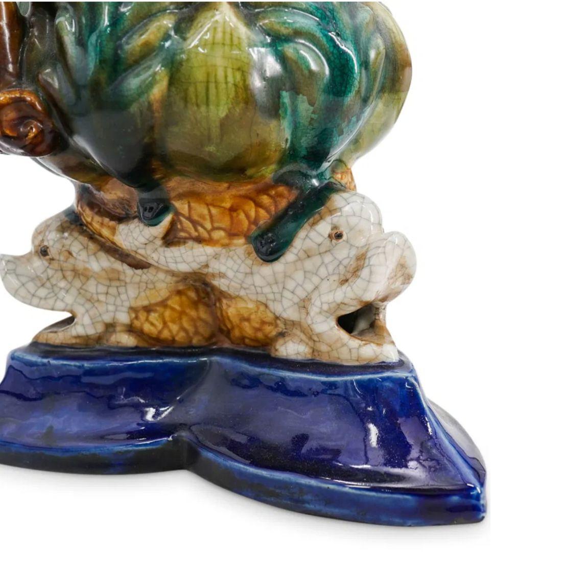 Sconosciuto Coppia di vasi in maiolica con motivo di palme e base a forma di delfino in vendita