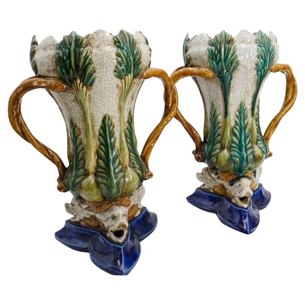 Coppia di vasi in maiolica con motivo di palme e base a forma di delfino in vendita
