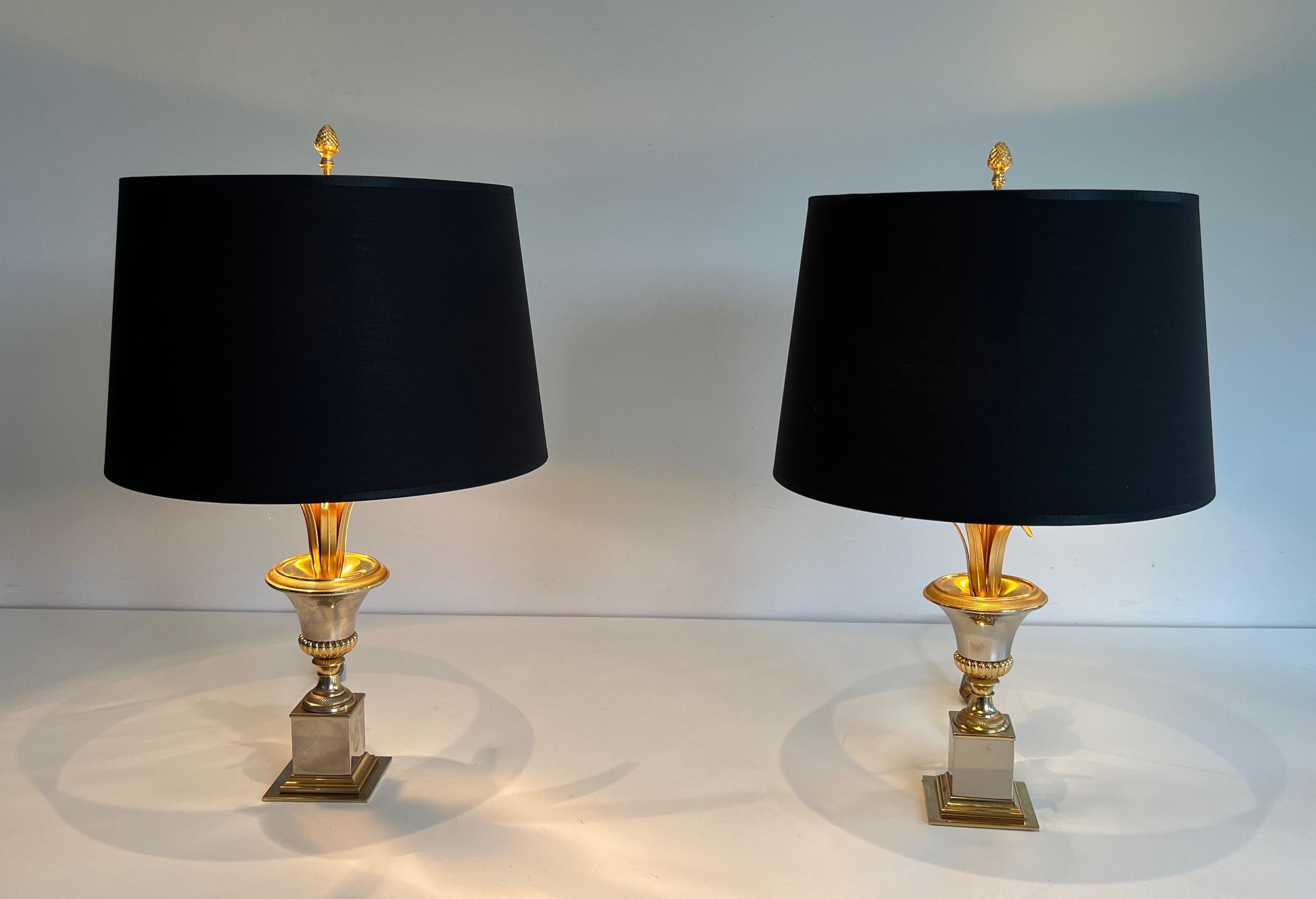 Cette très belle et élégante paire de lampes de table de style néoclassique est faite de chrome et de laiton. Il s'agit d'un ouvrage français  dans le style de la Maison Maison. Circa 1970