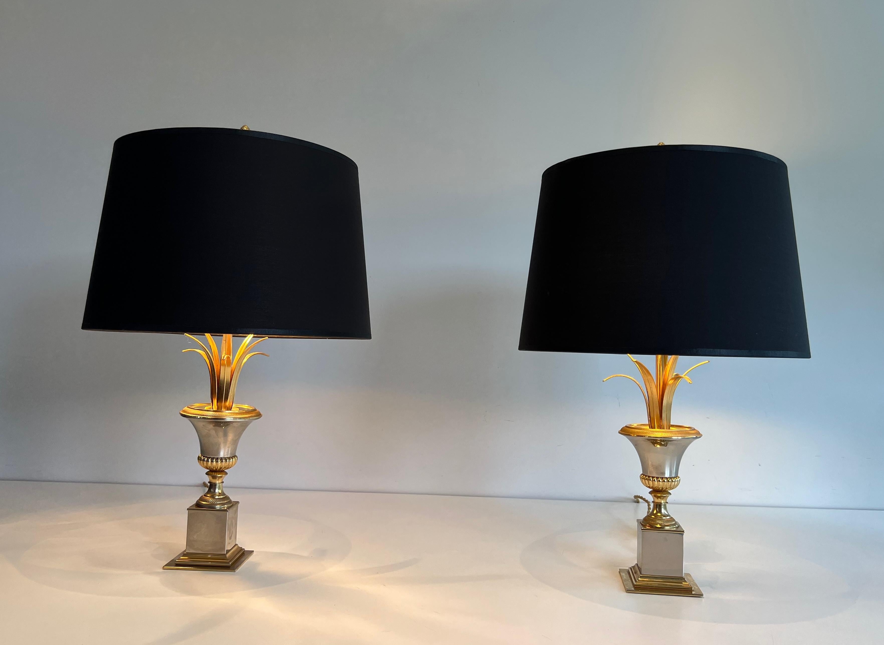 Néoclassique Paire de lampes de table en chrome et laiton dans le style de la Maison Charles en vente