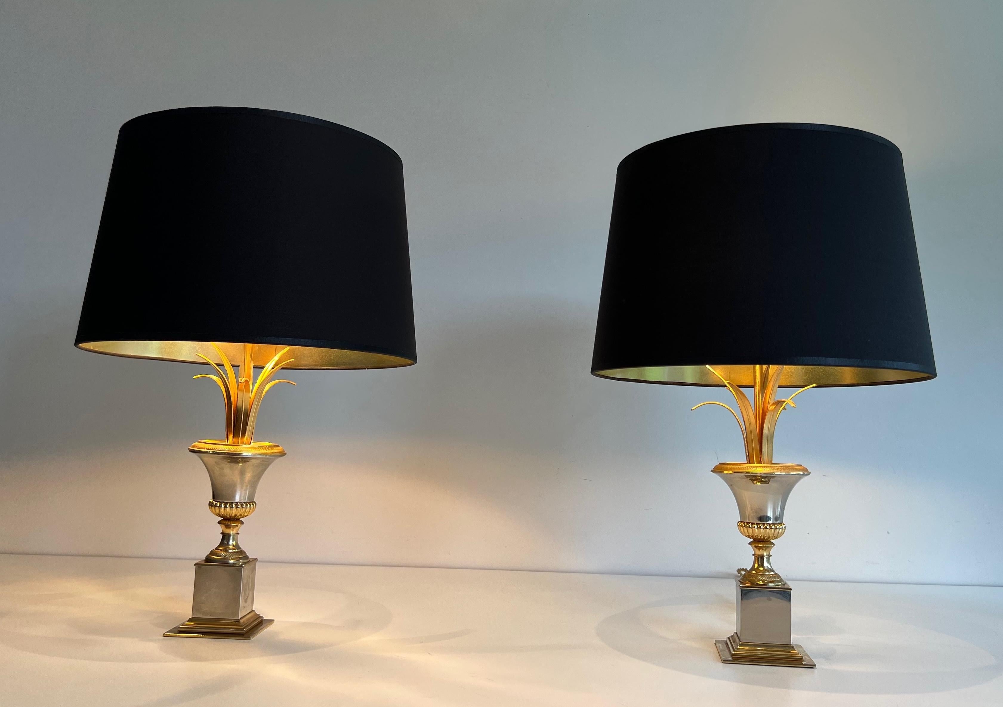 Français Paire de lampes de table en chrome et laiton dans le style de la Maison Charles en vente