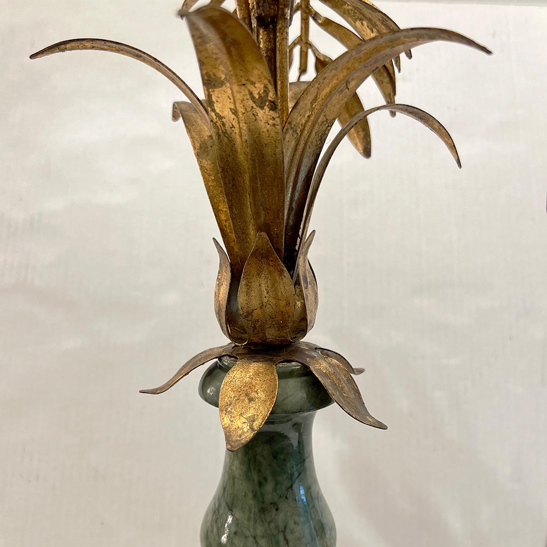 Pareja de lámparas de palma italianas de mármol y metal dorado de hacia 1920.

Medidas:
Altura del cuerpo: 27
Altura hasta el apoyo de la sombrilla: 34
Diámetro: 11