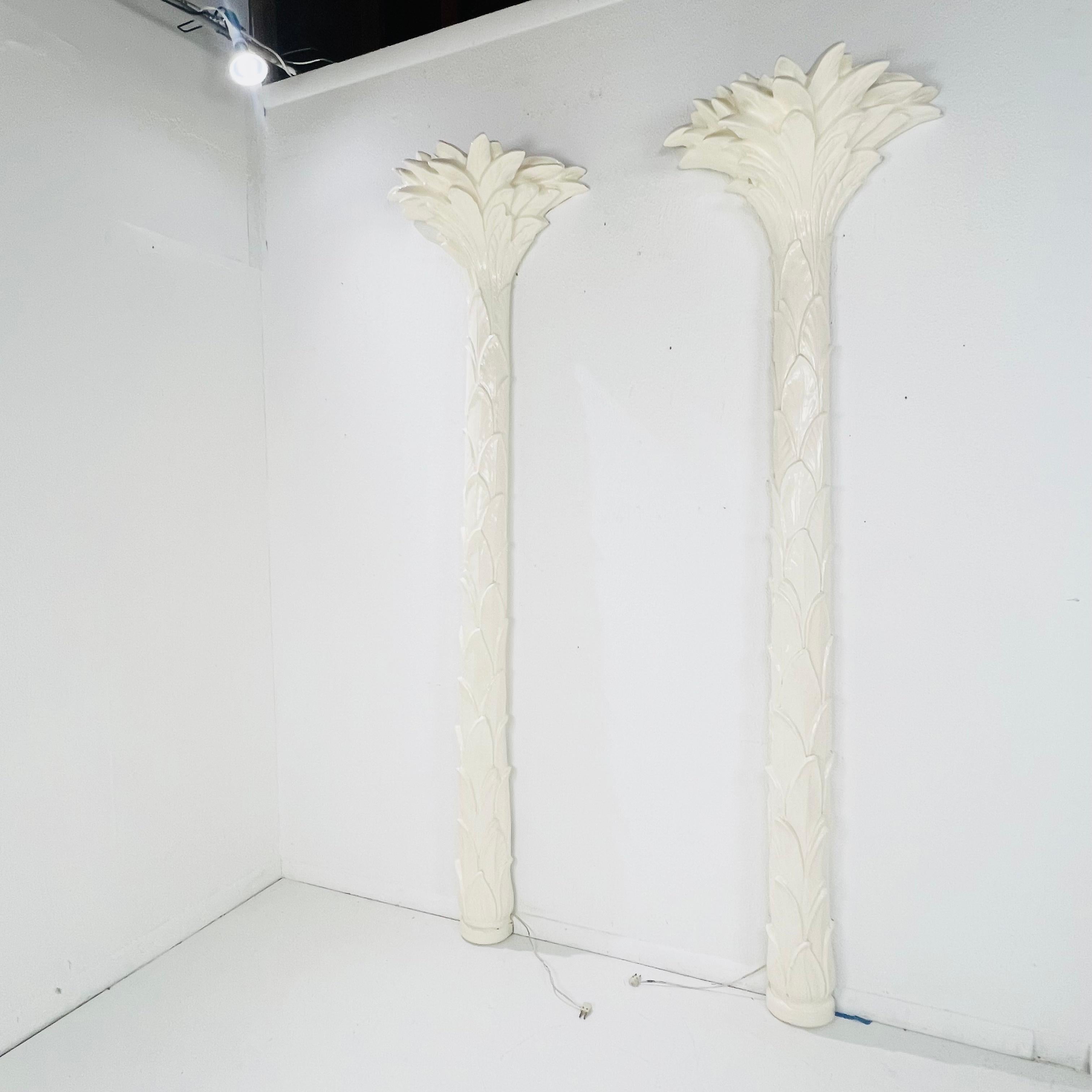 Superbe paire de torchères murales en forme de palmier, inspirées par Dorothy Draper, datant du milieu du siècle dernier et fabriquées aux Etats-Unis. Les formes de palmiers sont laquées dans une finition brillante blanc cassé et évoquent le glamour