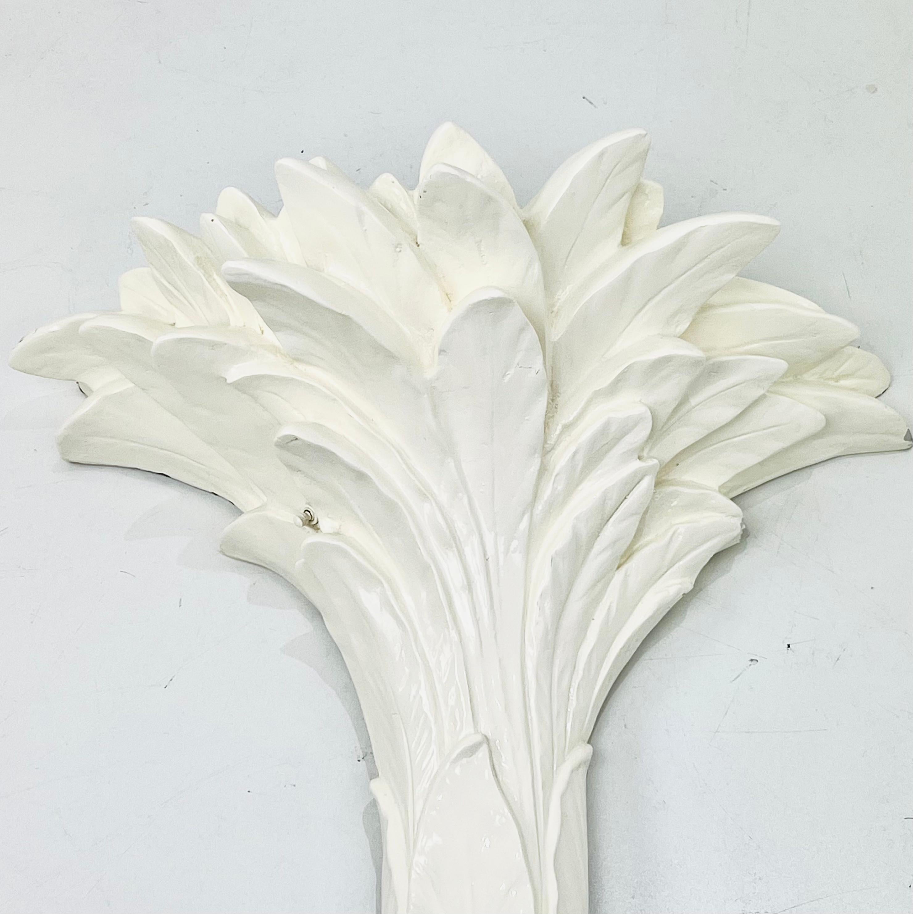 Plâtre Paire de lampes torchères en forme de palmier dans le style de Dorothy Draper en vente
