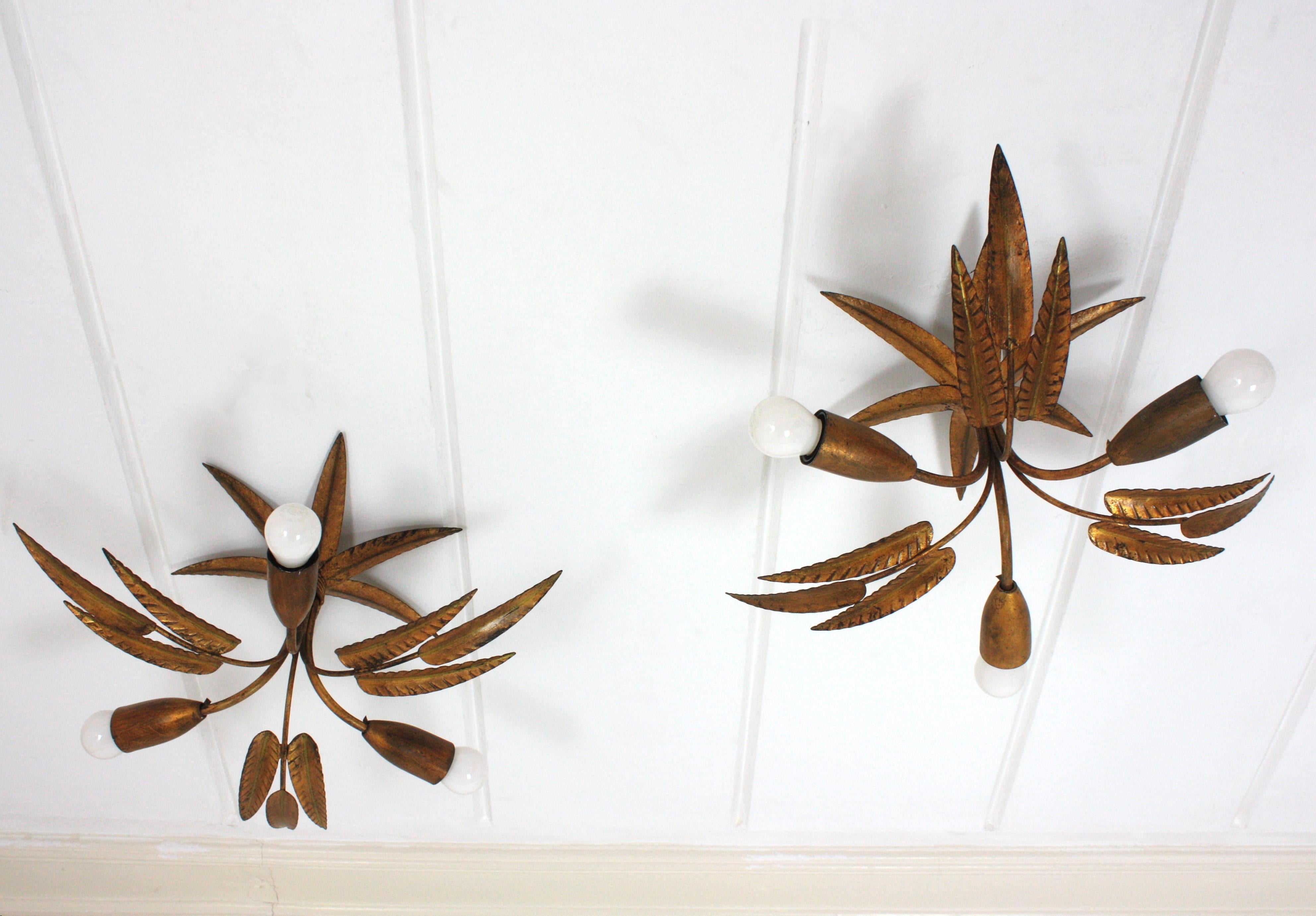 Mid-Century Modern Paire de lustres ou pendentifs Palmette en fer doré avec motif de feuilles en vente