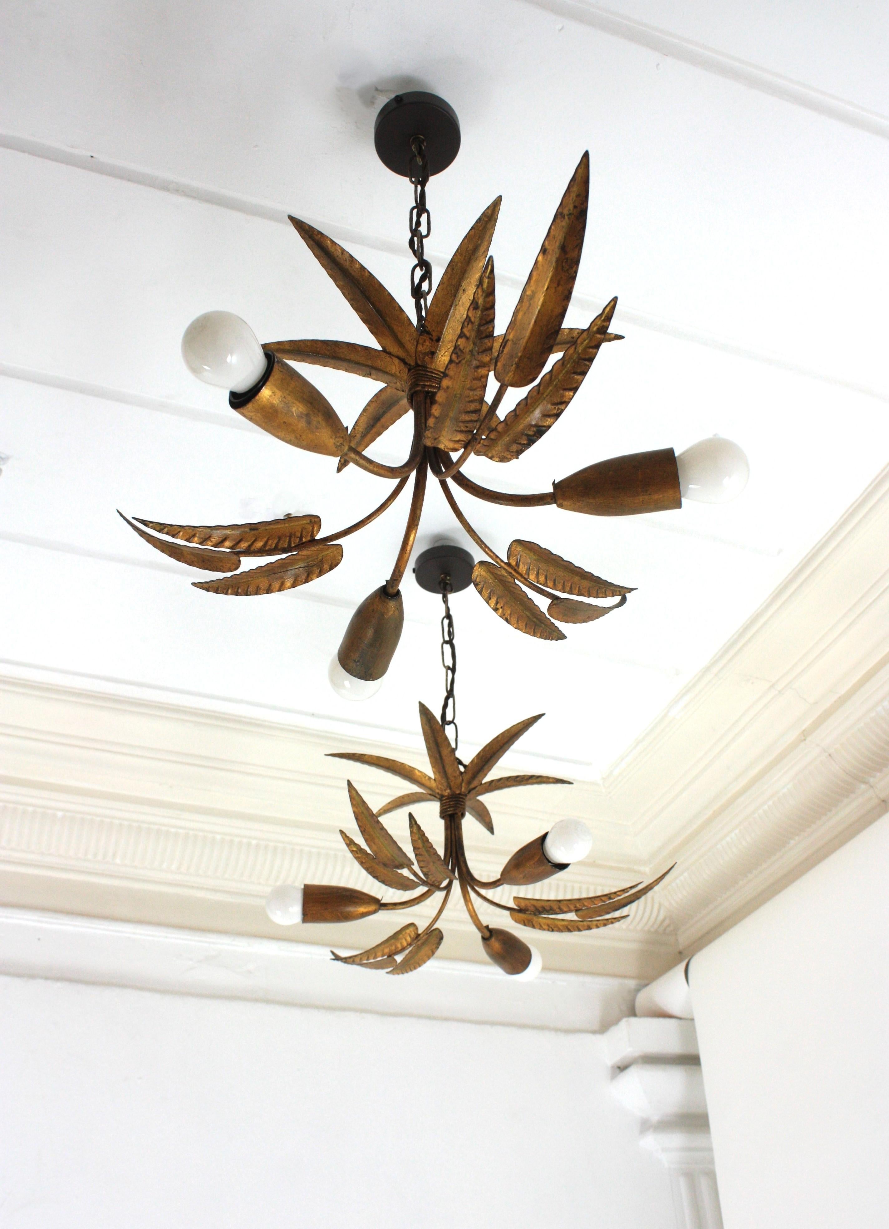 Pair of Palmette Chandeliers or Pendants in Gilt Iron with Leaves Design In Good Condition For Sale In Barcelona, ES