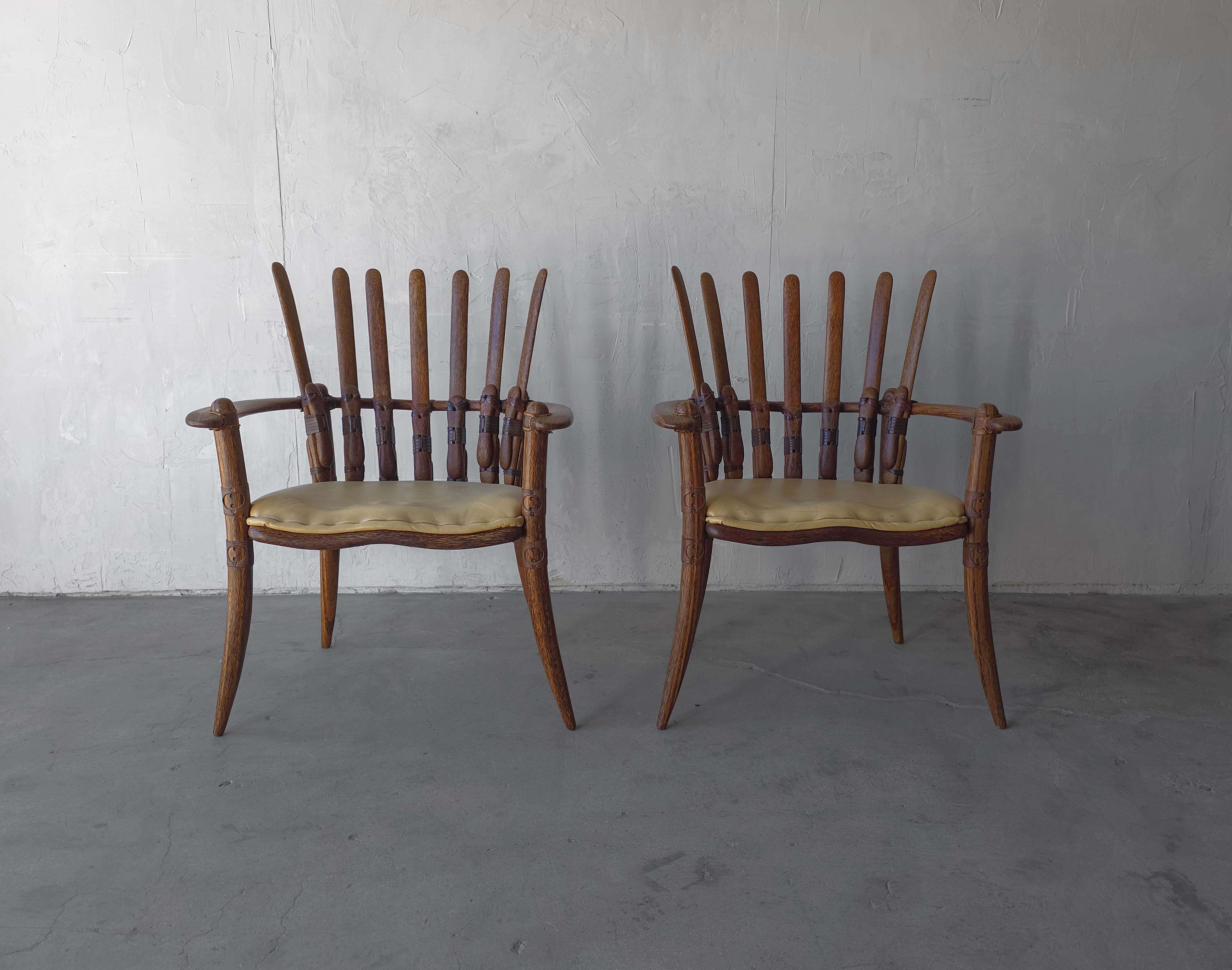 Los bellos y sostenibles muebles Pacific Green son un complemento sofisticado para cualquier decoración. Estas sillas no son una excepción.  Con su parte trasera acanalada y sus detalles de piel, cumple una función formal.  El arte como mueble.

Las