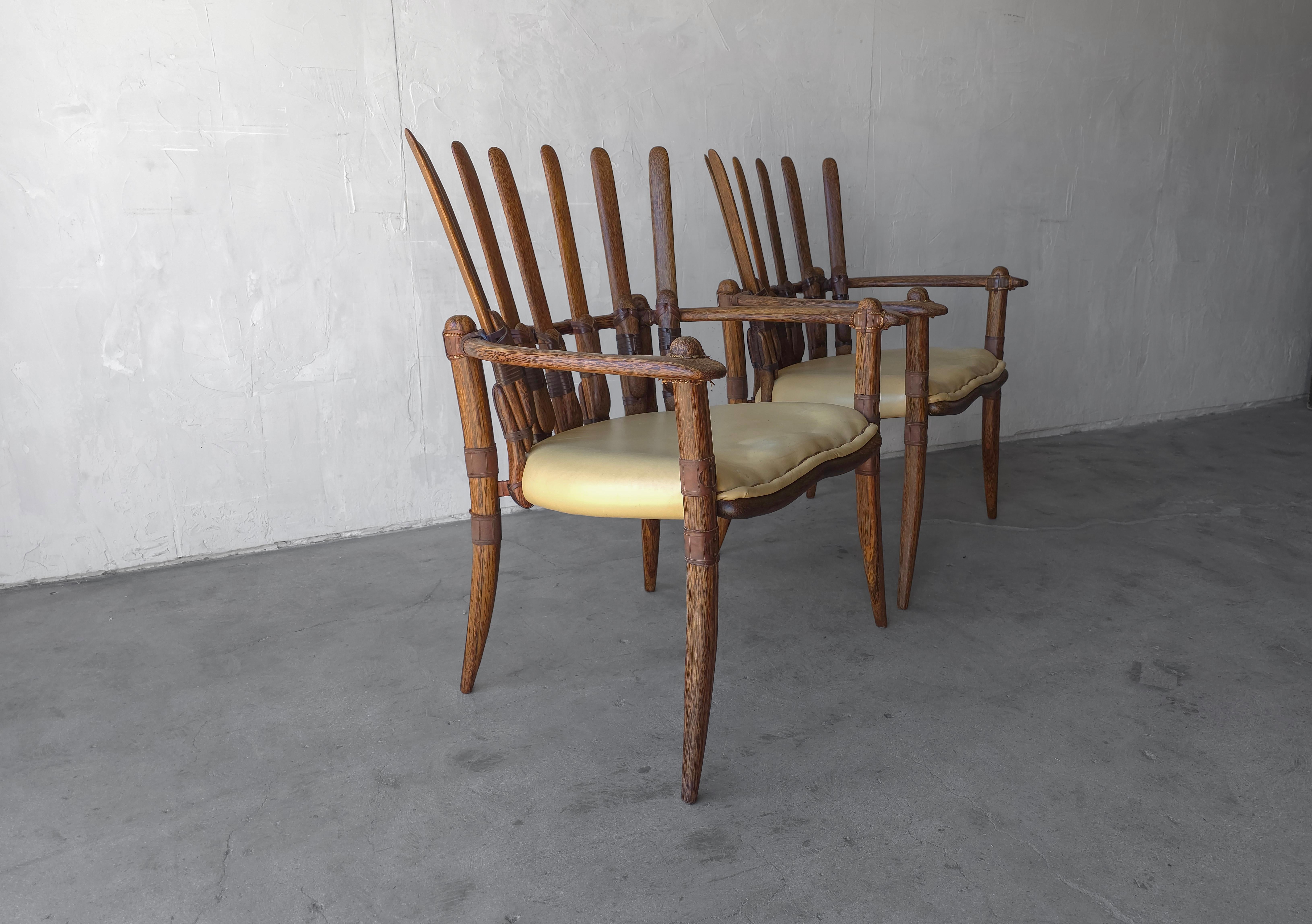 Pareja de sillas Mendi de madera de palma y cuero de Pacific Green Siglo XXI y contemporáneo en venta