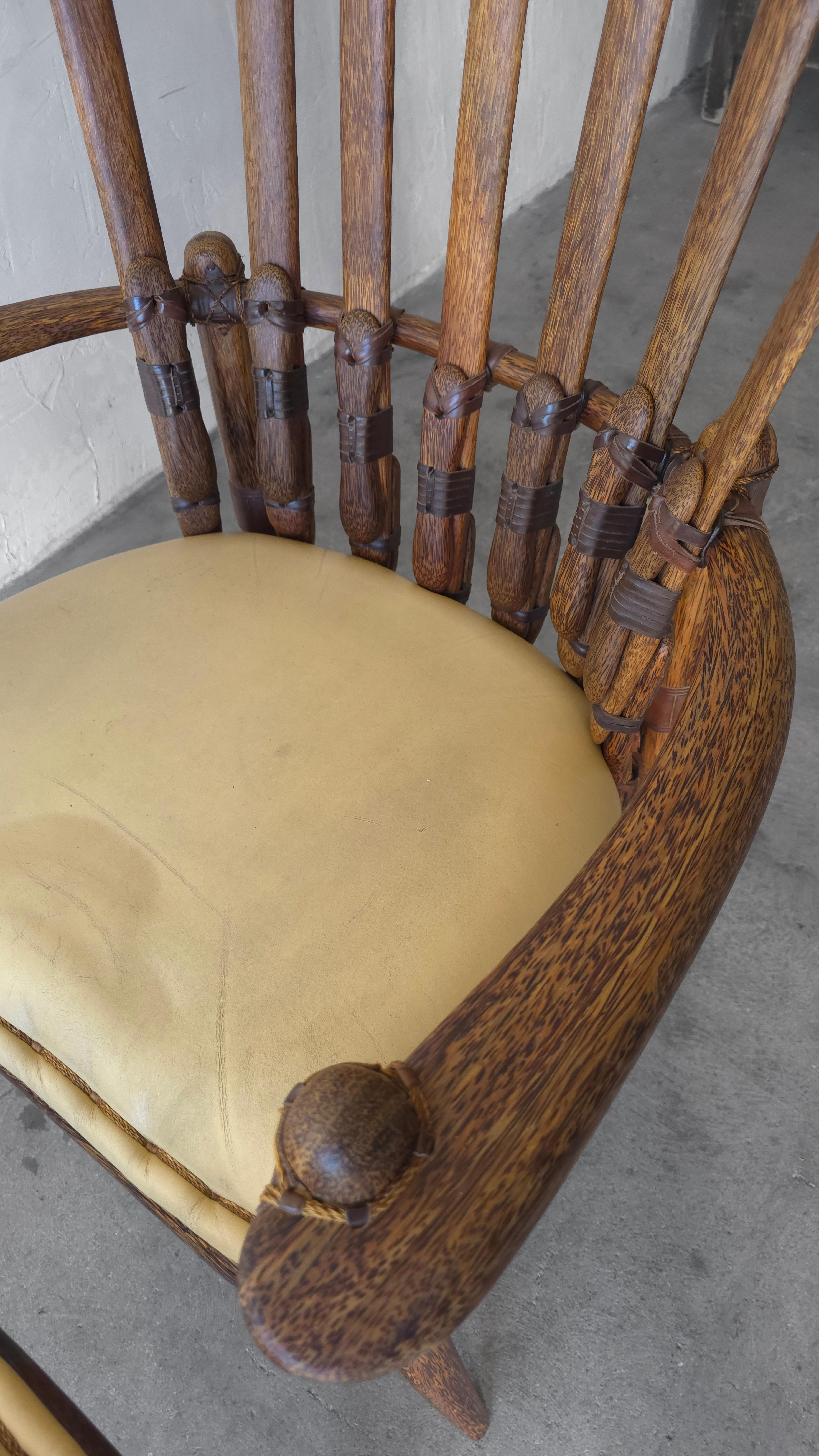Pareja de sillas Mendi de madera de palma y cuero de Pacific Green en venta 2