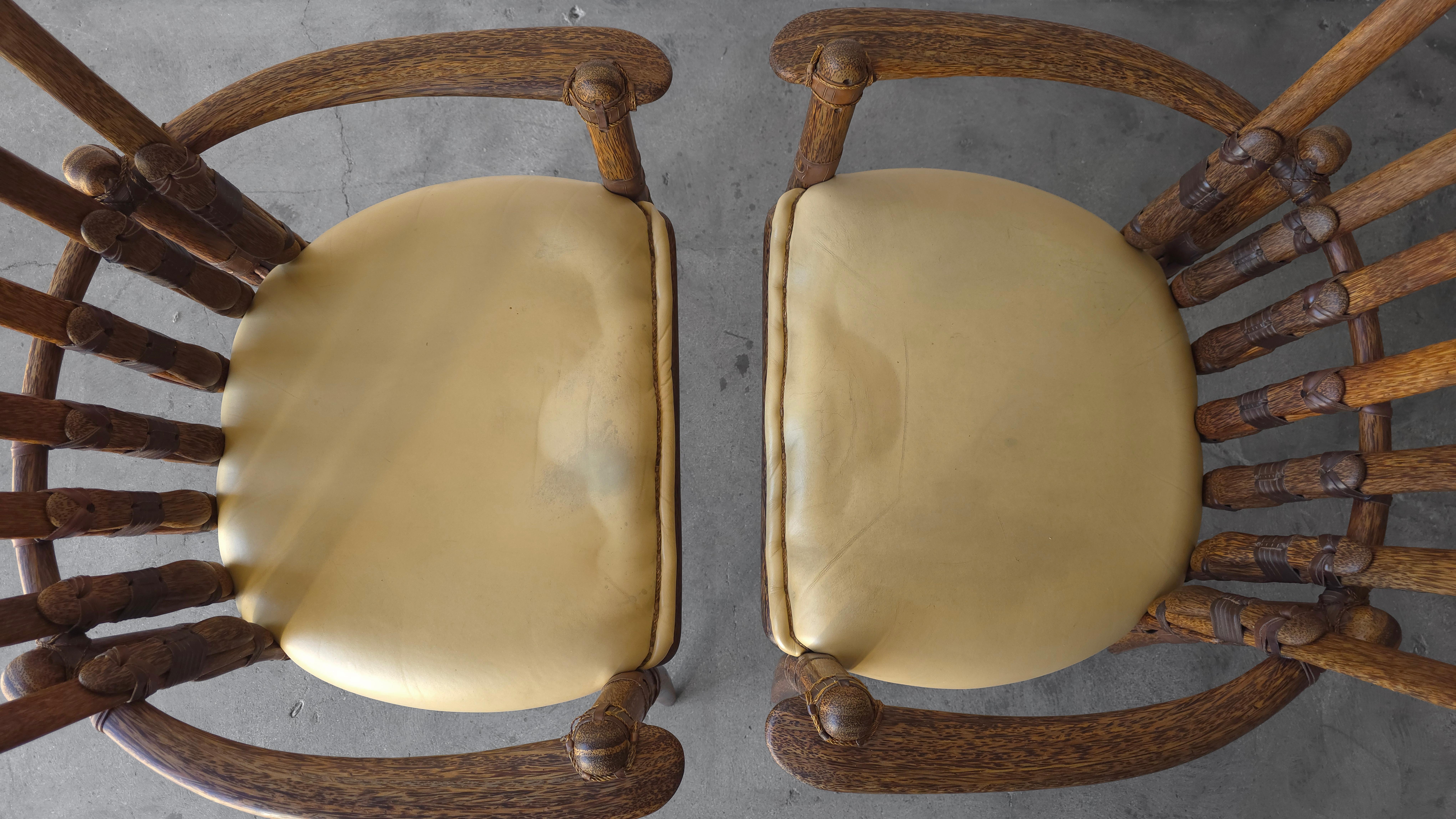 Pareja de sillas Mendi de madera de palma y cuero de Pacific Green en venta 3